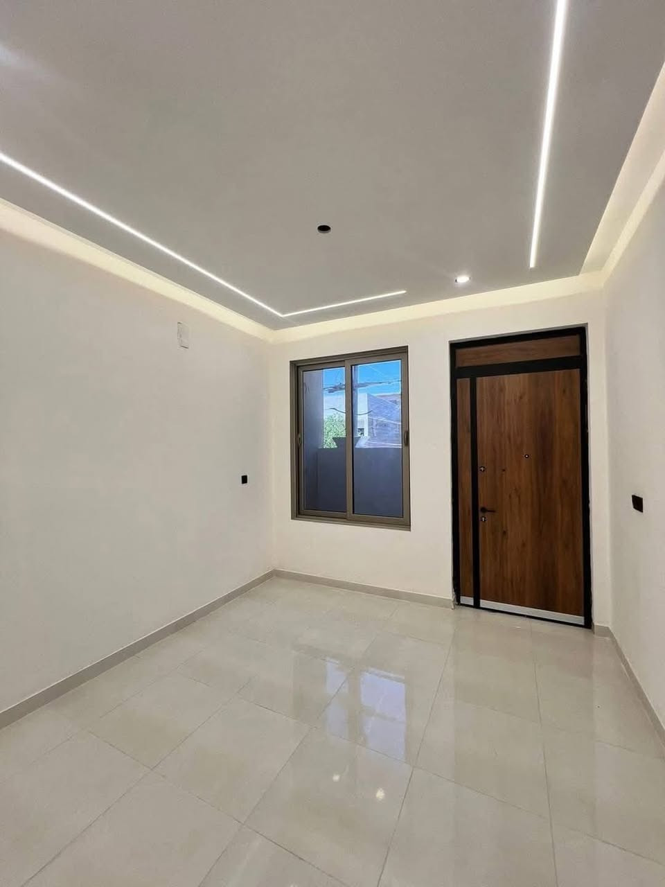 دار للبيع مساحة 5️⃣0️⃣ متر 🏡

▪️موقع الدار 📍 الاساتذه قرب مجاور مجمع السلام 

▪️يحتوي الدار 🏡 طابقين ونص // 

▪️ غرف نوم 🛌 3️⃣ + 🚾 2️⃣ // 

▪️بناء حديث قيد الإنشاء 🔨 🏗️ 

▪️السعر والاستفسار // *********** ☎️  نستقبل كافة العروض العقارية
