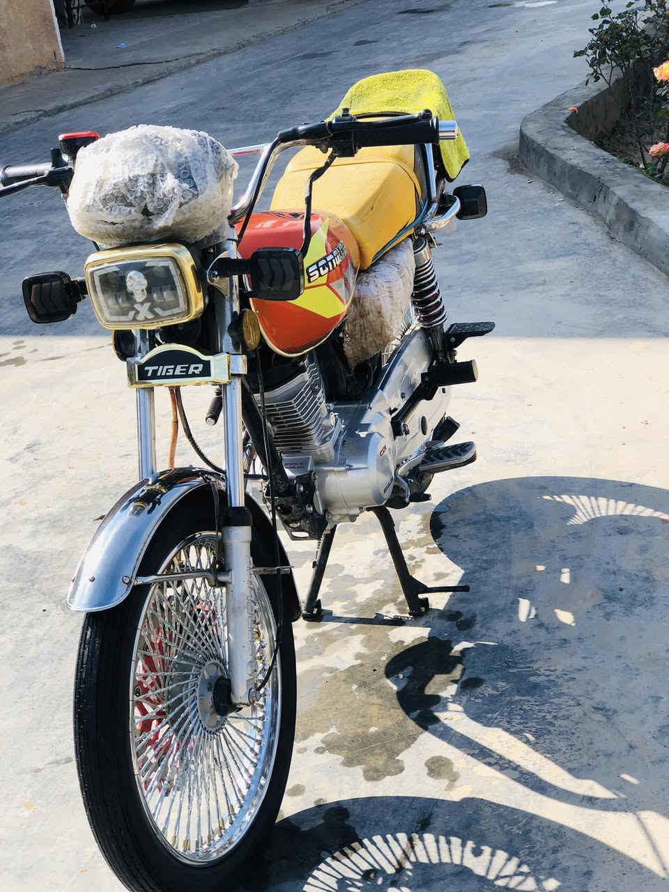 السلام عليكم دراجه تايكر موديل ٢٤ دراجه نضيفه  محرك جديد خير من الله ماناقصهة اي شي  شاشه عرض شغاله  كلشي شغال كهربائيات راسني خاص


**إذا كنت صاحب هذا الإعلان وتريد حذفه لأي سبب، رجاءا أرسل رسالة إلى الدعم الفني**