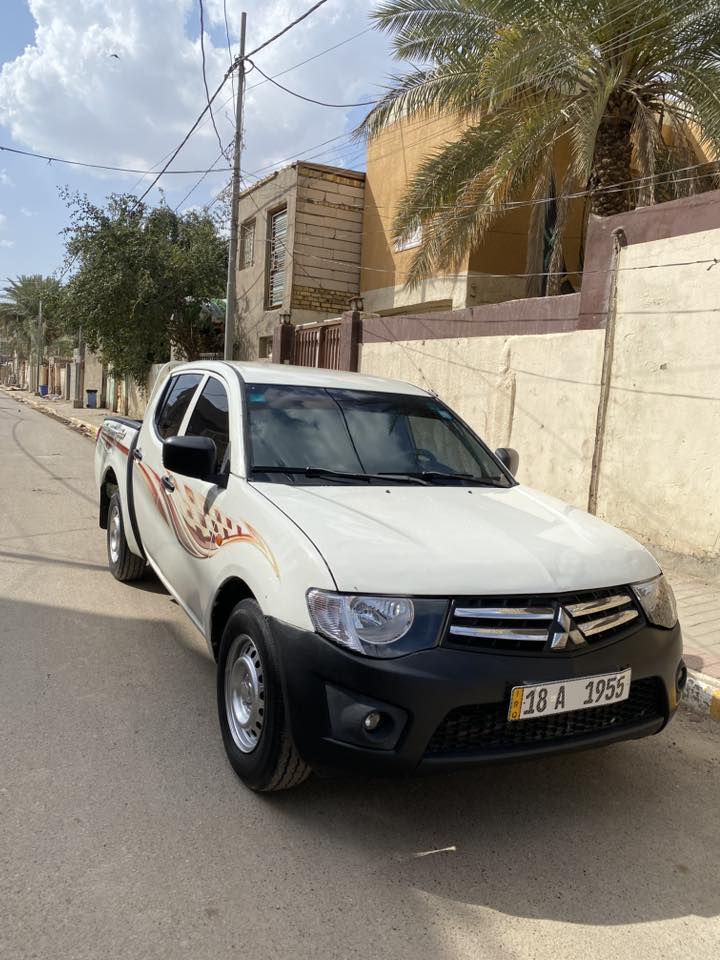السلام عليكم 
 
بيكب متسوبيشي L200 والسيارة استخدام شخصي مو مال مزاد 

موديل 2007 
محرك كاز اصل الها حصة بكل المحطات  

محرك جديد 
كير بلاد جديد 
تخم تاير جديد 
حدادية نضيفة 
كهربائيات كلها شغالة 
بدون اي نقص 
بك لايتات جدد 
لايتات جدد
شباك نيكل جديد
غرفتها جديدة ومدوشمة فوكاها والأرضية والتنتة هم مغلفات
جام يصعد وينزل 
بم جديد
تاروسة جديدة
سنتر لوك شغال وبيها سويچين 
راديتر ماي جديد 
وراديتر تبريد هم جديد
يعني أنسى الحماوة 
مكفولة من الخياس والتبديل وتصليح الخياس 
بيها رشات صبغ ابيعك صبغ عام 

هية موديل 2007 لازم بيها ملاحظات 

ورقم بابل دولي ومميز وهزة جديدة وسنوية 2029 بأسمي 

*********** اتصال + واتساب

