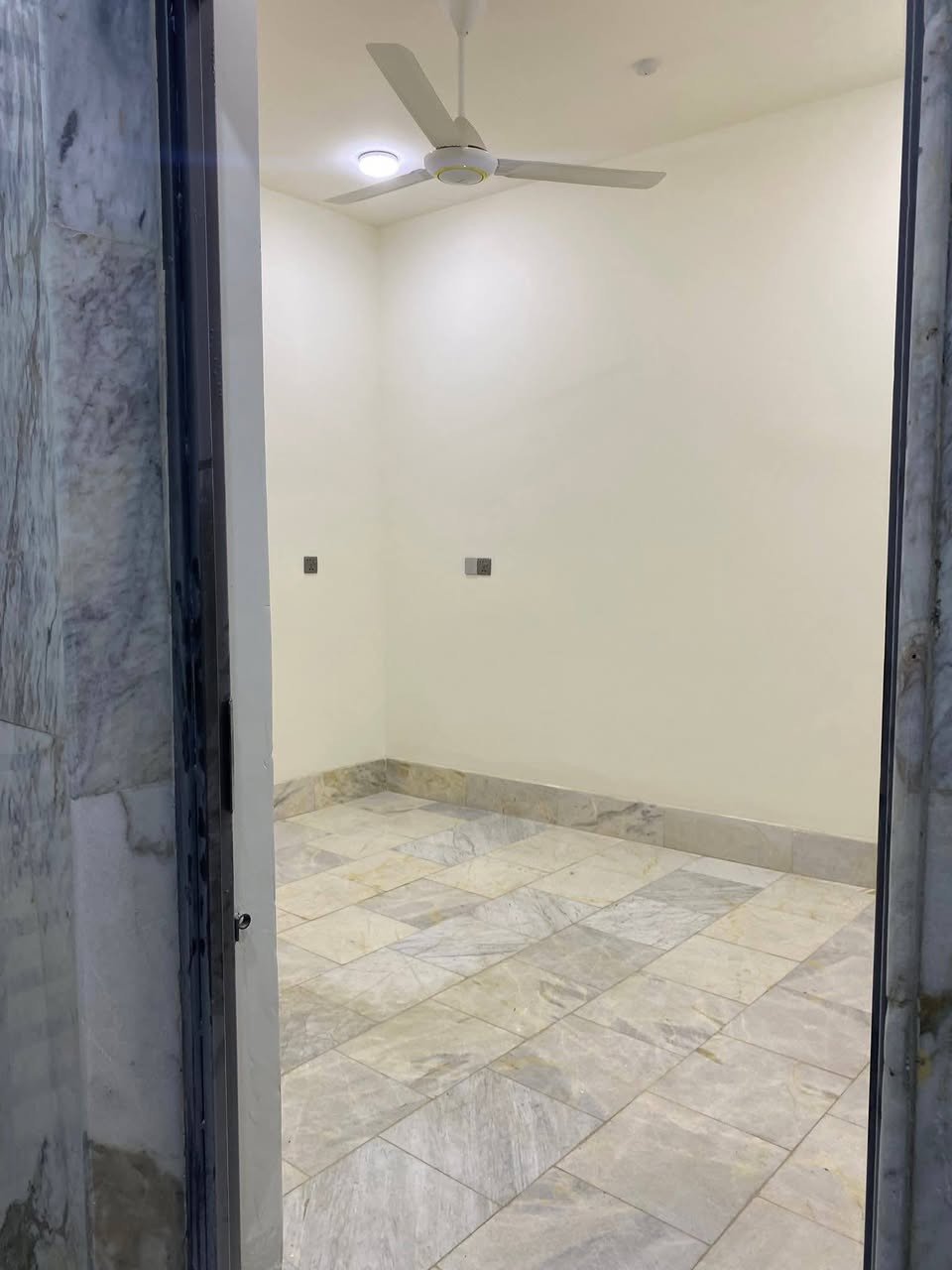 دار للبيع طابو ملك صرف الموقع حي الماشطه الثانيه المساحه 104متر طابقين بناء حديث 2025 الطابق الارضي غرفه نوم هول صاله مطبخ ومجمع صحيات عدد2 الطابق الثاني غرفه نوم هول صاله مطبخ ومجمع صحيات عدد2 للاستفسار مكتب النبل للعقار والبناء والهندسه *********** واتساب *********** واتساب
