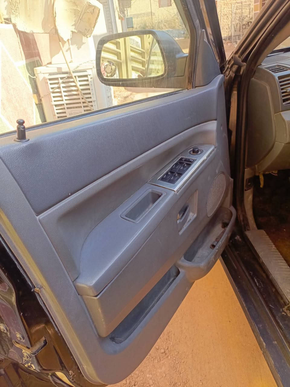 السلام عليكم ورحمه الله وبركاته عندي سياره جيب لاريدو موديل 8سياره لون اسود محرك وكير فول 6سلندر الاتصال على الارقام التاليه مكان كربلاء المقدسة 
***********
***********
