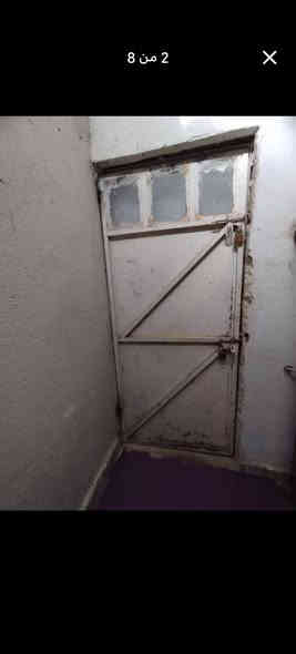 السلام عليكم بيت وقف سني وره حسينية داود العاشور يبعد عن الشارع تقريبن كيلو وشوي شارع تبليط للباب المساحه ١٩٢ بي ٣ غرف وهول جبير ودوانيه وكراج وصحيات خارجيه وداخليه درج خارجي البيت كله سيراميك وبياض وسقف ثانوي السعر ٥٥ وبي مجال بسيط الاستفسار ***********
