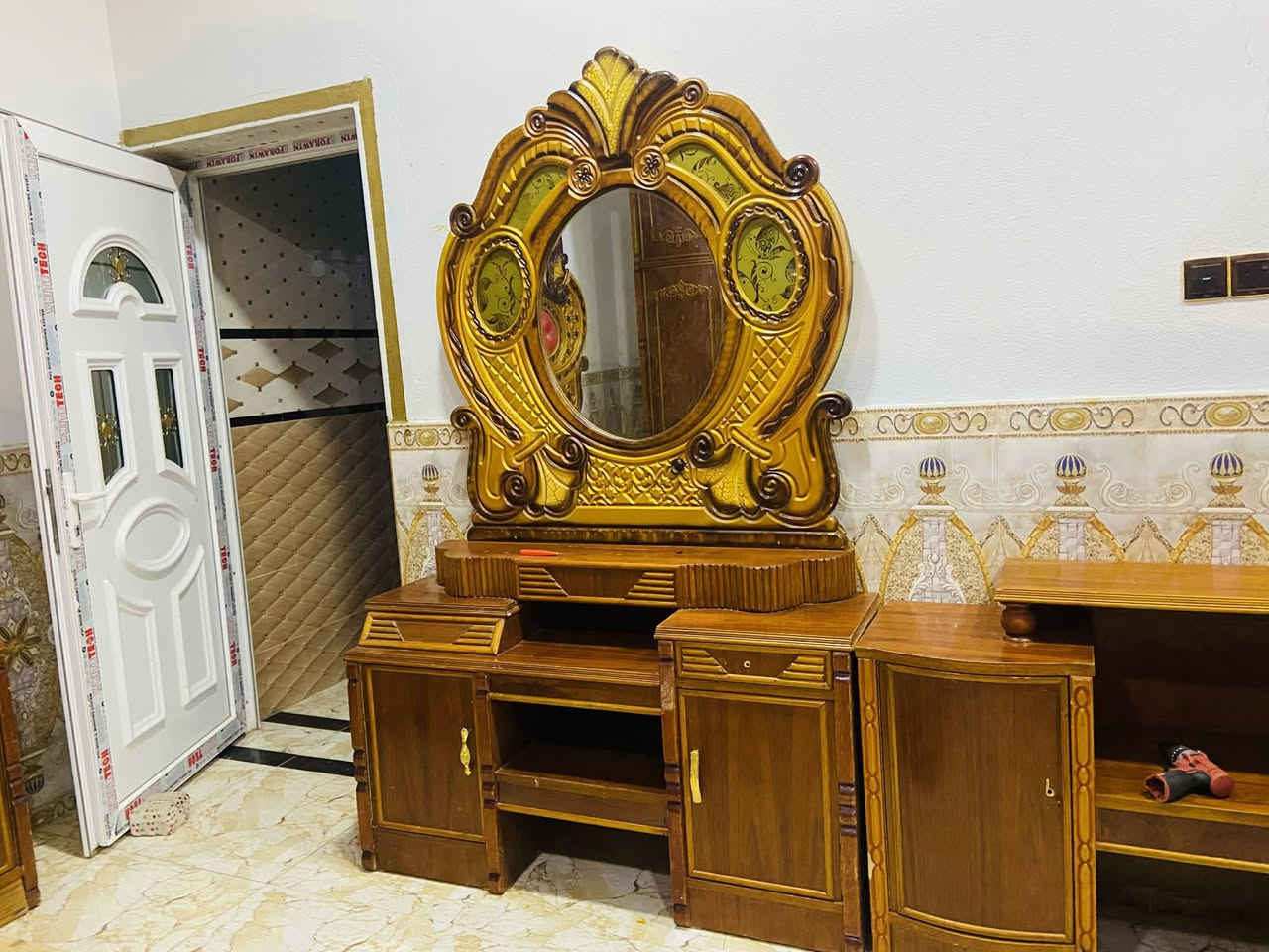 سلام عليكم ورحمه الله وبركاته توجد غرفه نوم للبيع السعر خاص الاستفسار علئ هذاا الرقم***********
