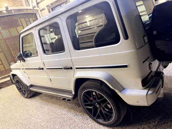 السلام عليكم ورحمة الله وبركاته 
جي كلاس 
موديل 2021 
وكاله المانيا 
  اصليG63
ماشيه 17 الف 
كفاله عامه من كلشي 
بحاله الوكاله 
جامه الاماميه مال الوكاله
تايرات الوكاله
داخل احمر 
حزام احمر 
كشنات تدليك 
كشنات كهرباء
تدفئه تبريد 
ستيرن تدفئه 
شاشه متصله 
كامرات محيطيه 
رادارات
سيتم سماعات دمام 
اناره داخليه مختلف الاوان
كشن حضن عند الستداره
بلاتوث 
حساسات 
جكات
مكينه 8 سلندر 
صالنصه 5 انضمه 
استيرن رياضي 
بعد بيها مواصفات متنعد 

رقم بغداد وعنواني بغداد
*********** بغداد
