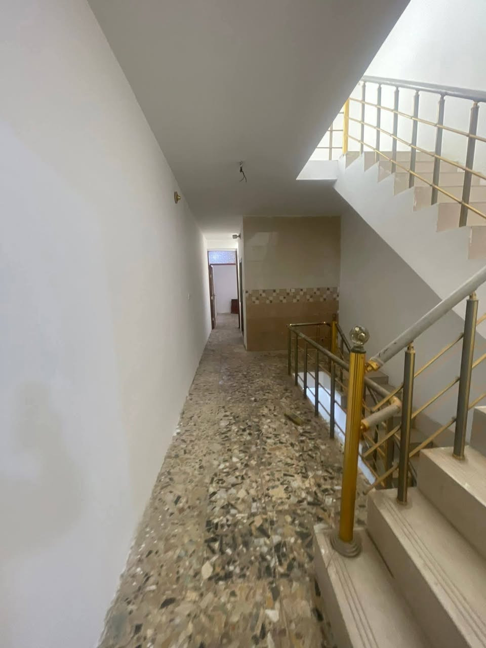 يا الله
مشتمل للبيع في منطقة الشعب حي التجار الثانية مقابل مدرسة غمدان
المساحة ٧٥ متر
واجه ٣،٥ م
نزال ٢١،٥ م
يحتوي على ٣ غرف نوم وصالة خطار ومطببخ ومنور وخدمات بكل طابق
للاستفسار
مكتب الحضارة للوساطة العقارية
***********
