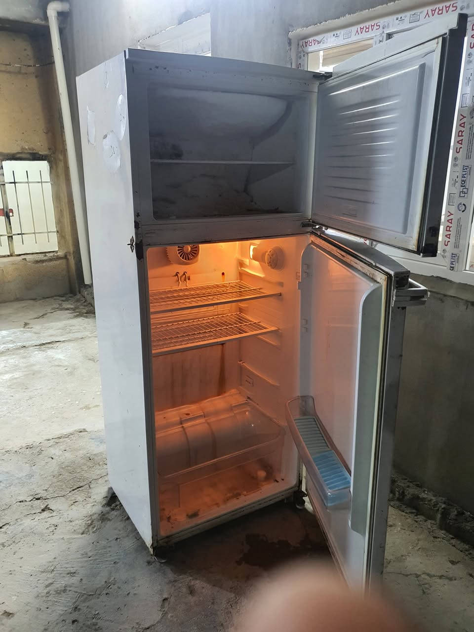 ثلاجه حجم ١٨ قدم ماطور جديد بلكارتون شرط تجميد فوك جوه بس الكشر تعبان سعره 75 الف بيه مجال لشراي مكاني روناكي الشراي يتصل ***********
