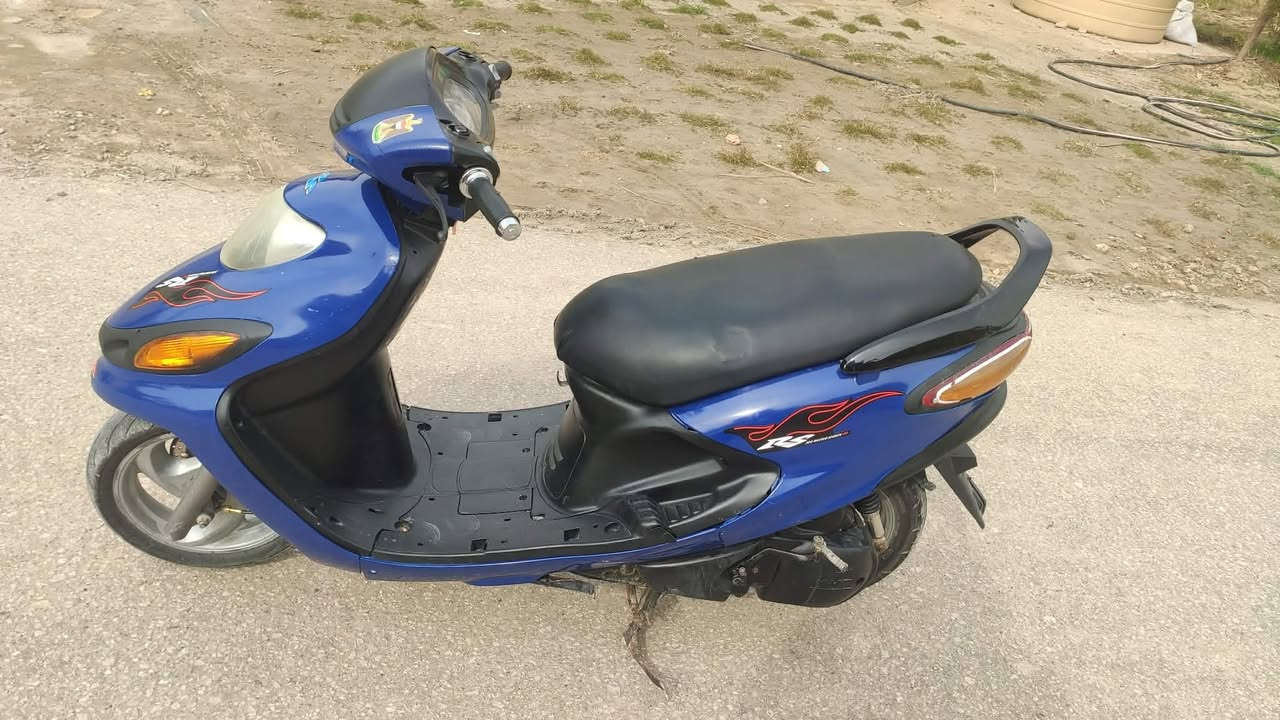 السلام عليكم دراجه دلفين للبيع دراجه كارتونه جاهزه من كلشي قبل خمس اشهر مطلعه حاويه مكينه شلعه معدل فول كهربائيات كله كامله.   تشتغل سلف وهندر.     لايت زنون رماش ابيظ واصفر.   
هورن بوس.    اشاير تخم رماش ٣لوان متوازي علا بعته السعر ٣٦٠ 
 مكاني بلقاسم رقم الهاتف ***********
