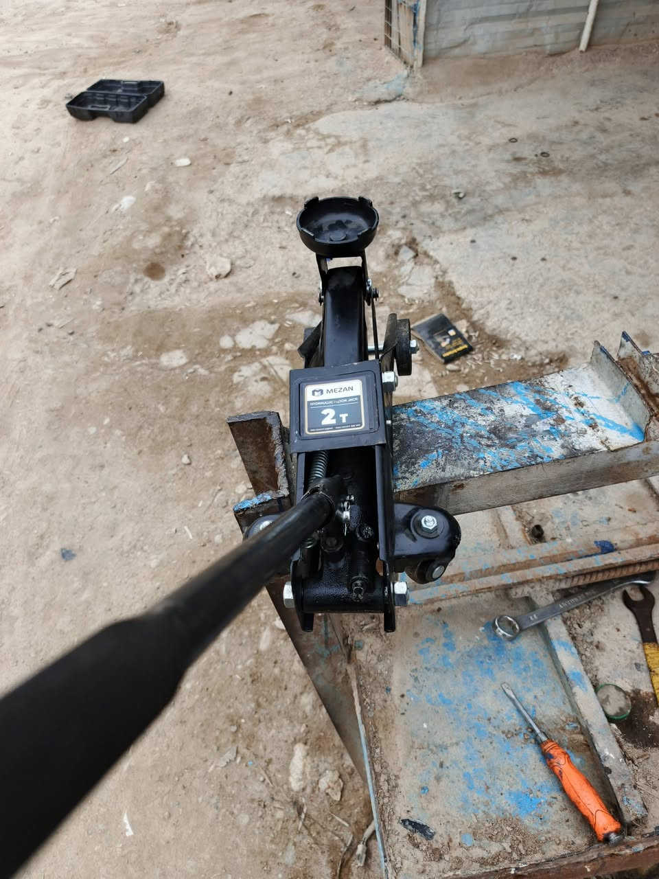 سلام عليكم جك 2طن يصعد عل نص مكان كوت حي الحكيم سعر ٢٠ وبي مجال كامل معه العده ***********
