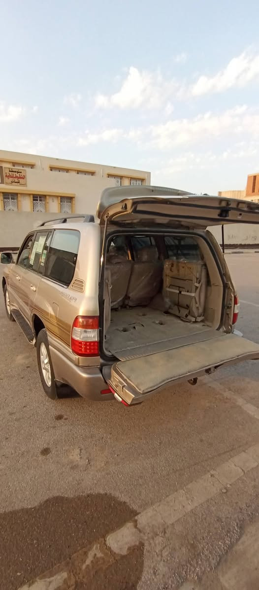 السلام عليكم لاندكروز موديل 2006 فول مواصفات مكينه كير حداديه تخم تاير جاهزه رقم بغداد كفاله عامه من الصبغ ولظربه سياره جاهزه السعر 185مكاني واسط عزيزيه ***********
