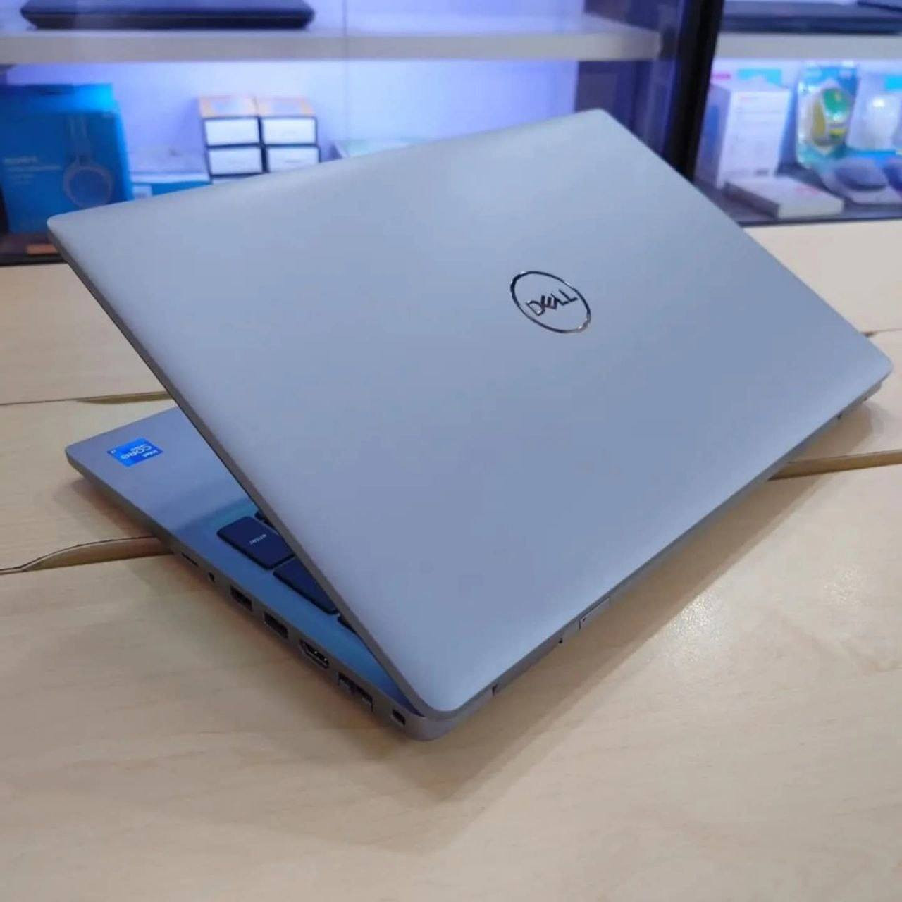 لابتوب Dell Latitude 3561
جهاز عملي وقوي مناسب للدراسة والعمل والبرامج اليومية، ويعطيك أداء سريع بفضل معالج الجيل الحادي عشر.
معالج قوي من فئة H المخصصة للأداء العالي، مناسب لتعدد المهام والبرامج الثقيلة والعمل اليومي بدون بطء.
💻 المواصفات:
المعالج: Core i7 الجيل 11 فئة H
الرام: 16GB
الهارد: 512GB SSD
الشاشة: 15.6 إنج FHD
كرت الشاشة الداخلي: 8GB
🎯 مناسب للاستخدامات مثل:
الدراسة، برامج الأوفيس، التصفح، التصميم، وبرامج المونتاج
🎁 الهدايا المجانية:
ماوس
ماوس باد
حقيبة
الشاحن الأصلي
🛡 الضمان والخدمات:
فحص كامل قبل الإرسال
فحص كامل قبل الدفع والاستلام
ضمان 30 يوما ضد اي خلل مصنعي 
الجهاز جاهز للاستخدام المباشر
📍 الموقع: اربيل-السلطان مظفر 
بغداد – الأمين الثانية
🚚 التوصيل متوفر إلى جميع المحافظات 
📲 للتواصل واتساب: ***********
💰 السعر: 585,000 دينار عراقي
