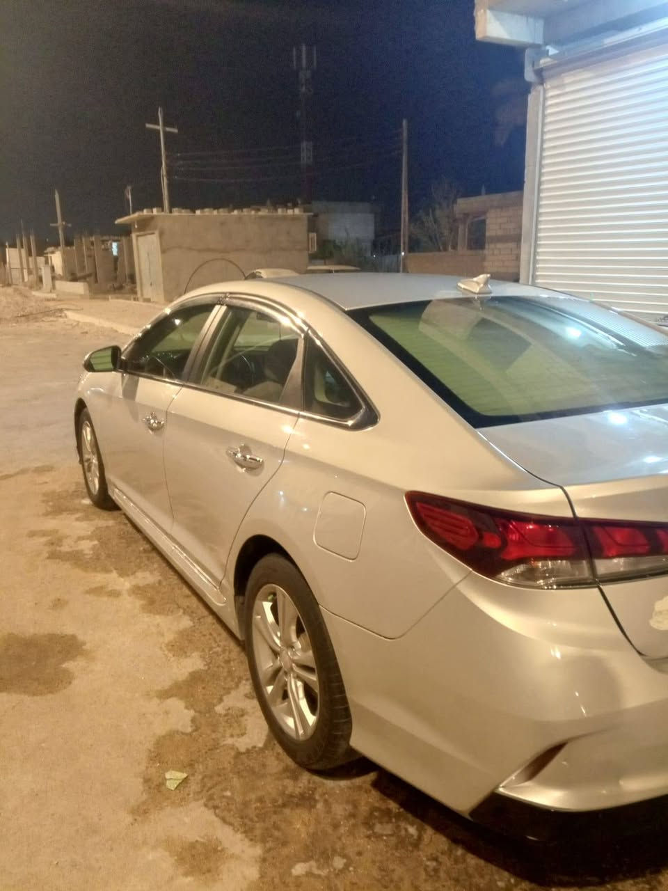 سلام عليكم سوناتا للبيع موديل 2018رقم اربيل باسم  شركه فول مواصفات ما عده الفتحه السياره حادثة خفيف الايرباك سالم مكان السياره في البصره السعر130
رقم الهاتف ***********واتساب 
0772935888
