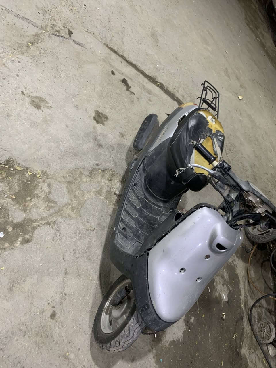 دراجه متروكه بطه مفتوحه مره وحده البيع يراد ترتيب بصيط الكهربائيات وجوزه مثل ماوموضح بل فيديو السعر ١٣٠ مكان كربلاء حي العامل رقم ***********
