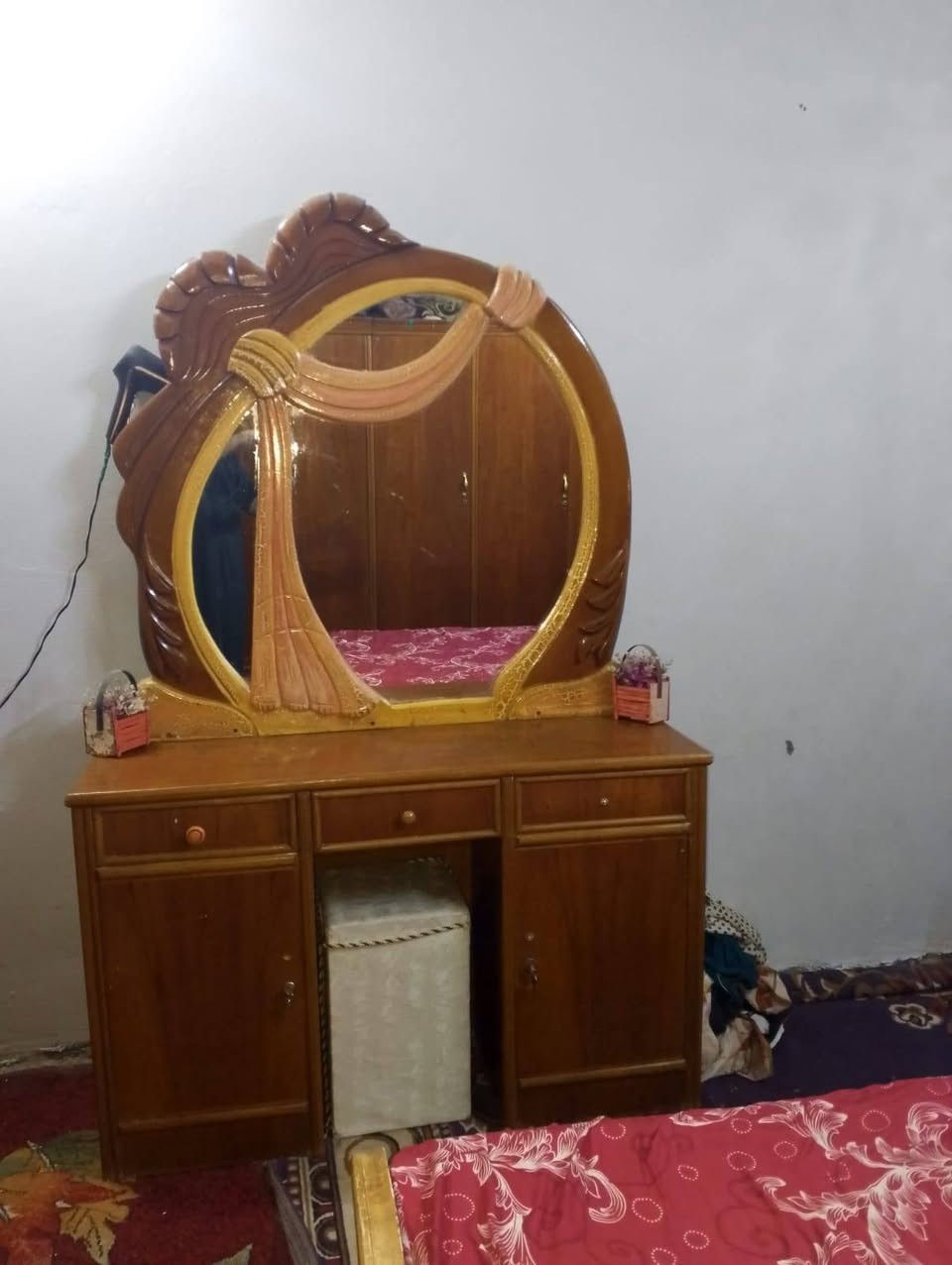 سلام عليكم ورحمه الله وبركاته 
عندي غرفه للبيع تزكام عراقي سته مليم ام الخمسه ثقيله حلوه نضيفه مكان نجف حي اسلام مقابيل مطعم حسن رحم 
***********وتساب
