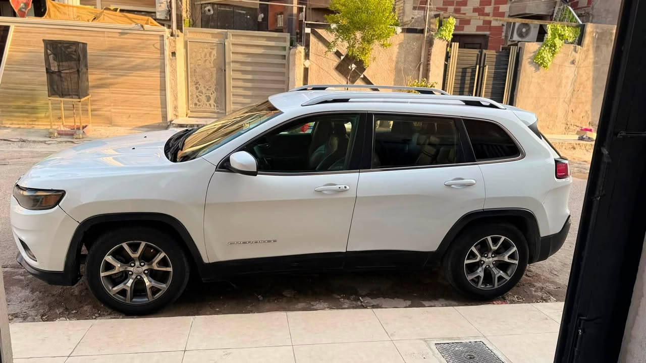 ســـلام عـلـيـكـم 
سيارة : jeep Cherokee 
موديل السيارة : 2019
نوع الصنع : وارد امريكي 🇺🇸
ممشى السيارة : 172000km
⚙️:محرك السيارة بحجم 2400cc و ناقل الحركة 9 سرعات 
المحرك و ناقل الحركة مكفولات ✅
سنوية و هزة جديدة 🤍
🛑مـواصـفـات🛑

1- كاميرا خلفية 
2- شاشة 
3- Apple car play &Android Auto 
4-كراسي جلد
5- سايد بريك كهربائي 
6- كرسي كهرباء 
7- تحكمات ستيرن 
وباقي المواصفات معروفة بفئة (latitude)

🎦 صور الحادث مرفقة في المنشور 
يوجد فيها 4 قطع صبغ مال الحادث 

السعر : 115$ و بيها مجال بسيط 🤍
الرقم : ***********
