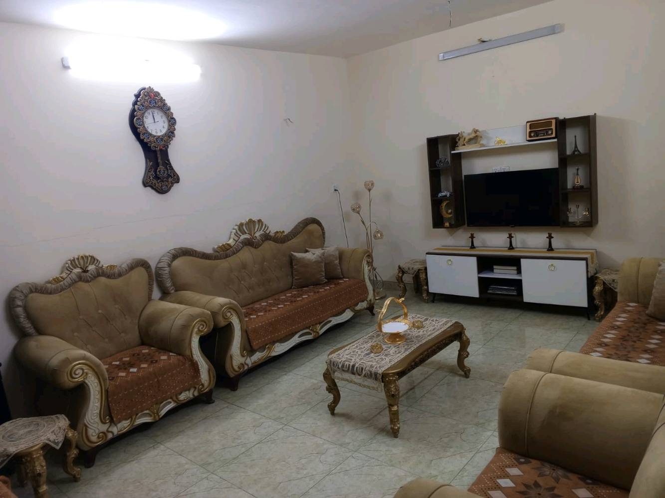 🔥 للبيع دار في الكريعات (فرصة مميزة)
دار سكني للبيع في الكريعات
📍 الموقع: قرب معمل العطور
📐 المساحة: 70 متر
🏠 البناء: طابقين (أرضي + طابق أول)
🔹 تفاصيل الدار:
الطابق الأرضي: غرفة كبيرة + صالة + خدمات
الطابق الأول: غرفة كبيرة + صالة
الدار مرتب وجاهز للسكن 👍
💰 السعر: 85 مليون قابل للتفاوض
📞 للاستفسار: ***********
حبيبي/حبيبتي، الدار شنو وضع الطابو/الملكية مالته؟ وهل البيع نقد لو أكو تقسيط/بدل؟: 
سند سكني رسمي قانوني بي ورقه ماء وكهرباء 
بخصوص الخدمات، الدار بيه شكد حمامات ومطبخ؟ وهل متوفر مي/كهرباء/مجاري بصورة مستقرة؟: 
كافه الخدمات متوفره جاهز للسكن 
الدار موقعه بالضبط شنو أقرب معلم بعد معمل العطور؟ وبه سكة/زقاق أو شارع رئيسي؟: 
قرب فلكه الصدرين او قريب عالجسر الكريعات العائم 
إذا المشتري يريد يشوف الدار، شنو أنسب وقت للمعاينة؟ وهل أكو شي ثابت بالدار داخل البيع مثل المكيفات أو الأثاث الظاهر بالصور؟: 
بأي وقت متاح للأستفسار على الرقم *********** بي واتساب 