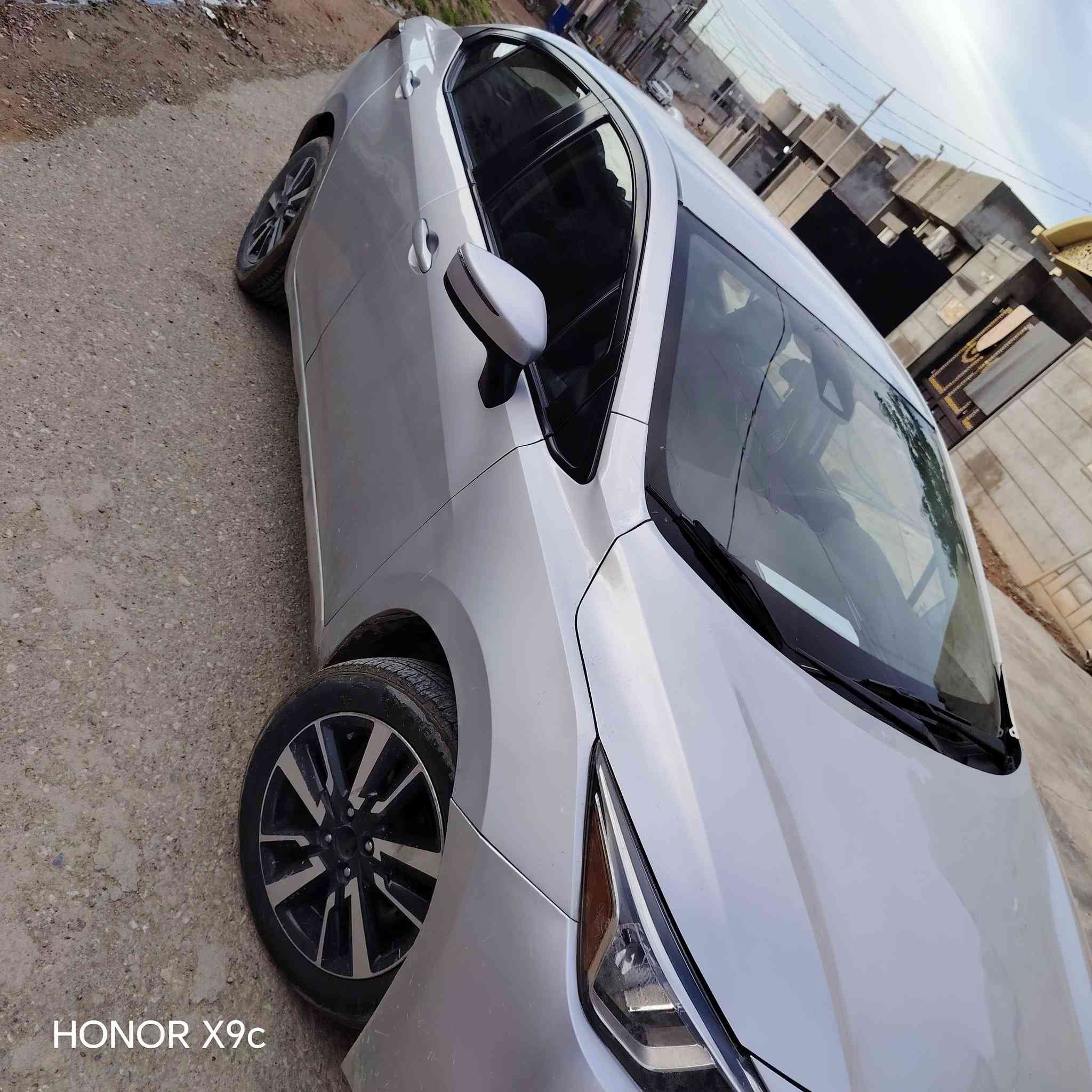 سلام عليكم  سياره نيسان فيرسا معوقين موديل 2021
 مواصفات SV سياره جاهزه ضررها جامرلغ وبونيد كير محرك كفاله رقم بغداد تريد تحويل وكاله خاصه او عامه من صاحبها شرعي مكاني ديالى سعر 100ورقه وبيه مجال 
الستفسار على  هاذ وقم ***********
