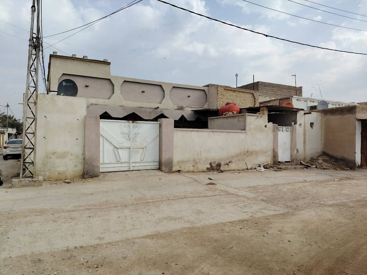 دار سكن للبيع مع مشتمل خلف مستشفى الشهيد فيروز المساحه 300 متر ركن باقي التفاصيل داخل الفديو للتواصل على الرقم ***********
