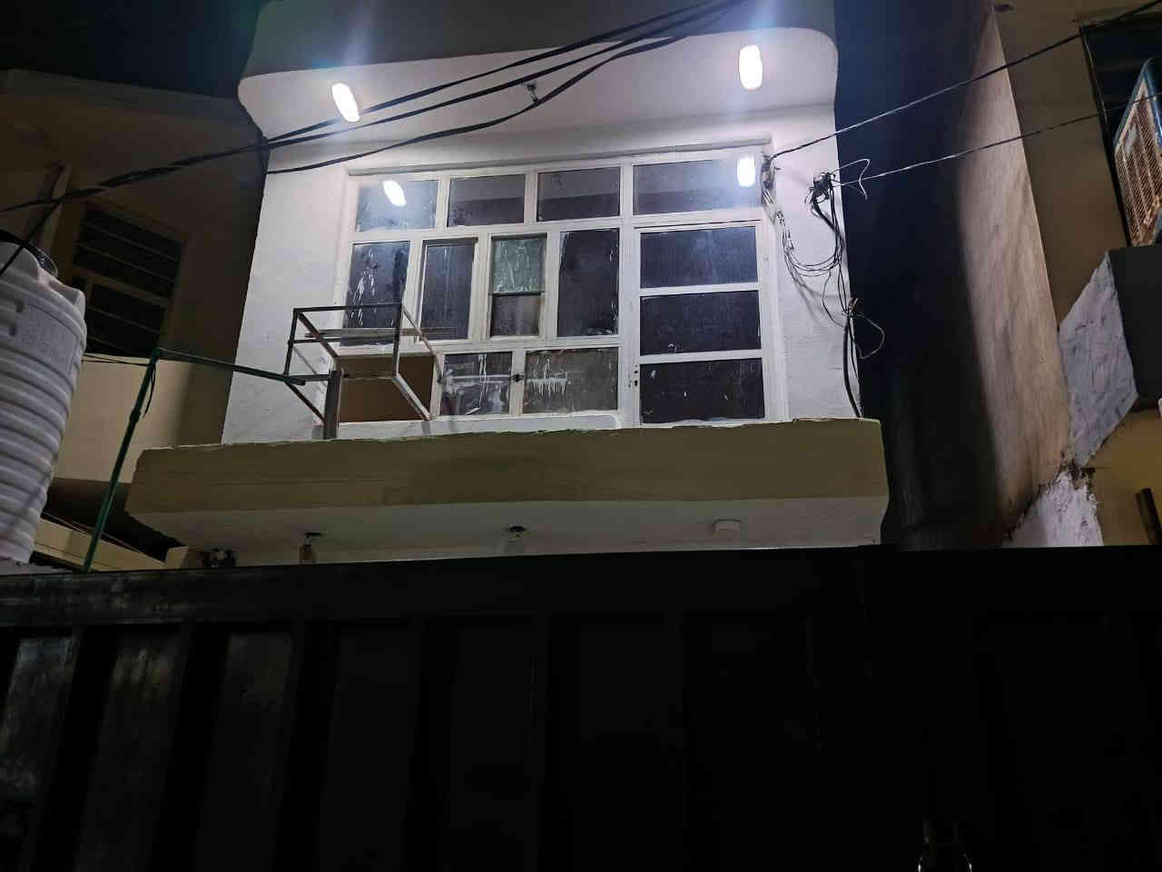 دار الايجار مساحه (١٠٠م)  طابق اول متكون غرفه نوم وصالة ومطبخ واستقبال وصحيات ومنور طابق ثاني غرفه نوم وبيتونه وكراج سياره مفرك خلف جامع قرب ابو مظمد خدماتها موجوده اجاره ٣٠٠ الف *********** ملاحظه بيت معروض يمي وصوره ماعندي اتريد اشوفك بيت بل واقع
