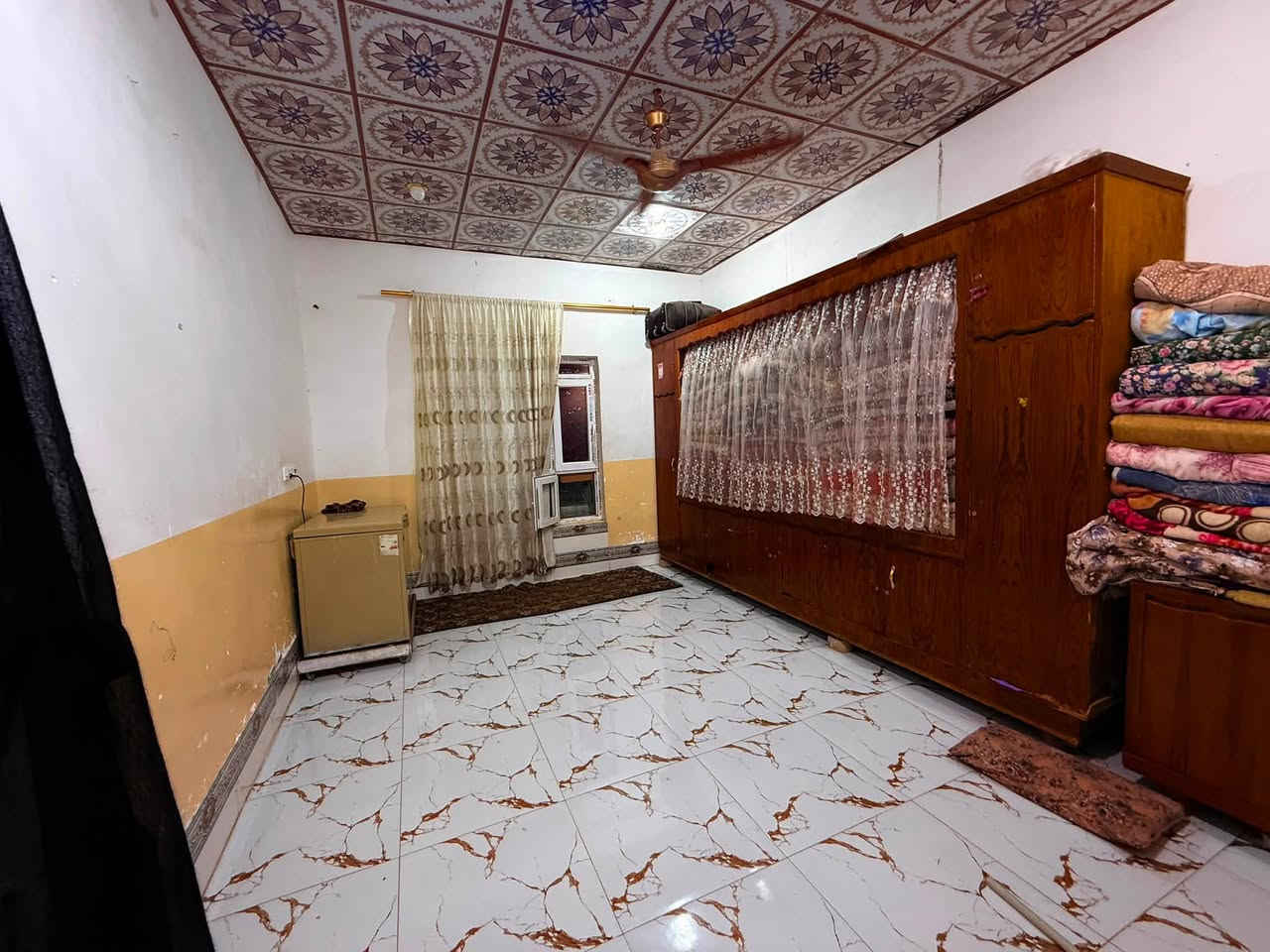 دار سكن للبيع جلولاء الحروب فرع الاطفاء 

مساحة 250 متر

يحتوي على استقبال 7*4 وغرفتين نوم 5*4 وصالة 8*4 ومطبخ 5*4 حمام داخلي وكراج سيارة وحديقة 

متوفر كافة الخدمات ماء اسالة وشارع تبليط 15 متر 
السعر 70 بي مجال 

للاستفسار ***********
