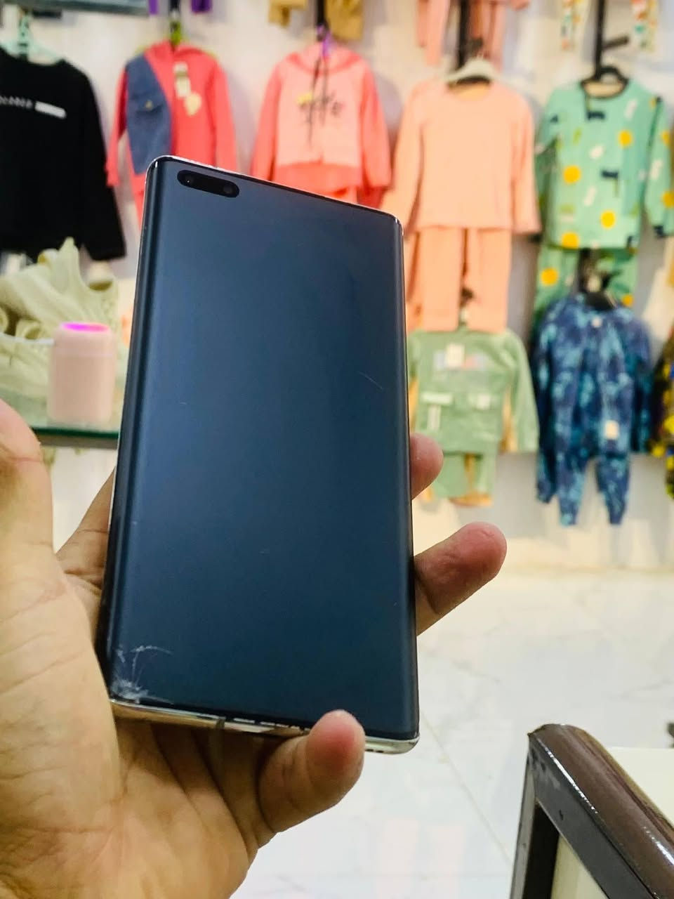 للبيع هواوي ميت 40 برو نظيف كلش لا واكع ولا مشخط  مفطور لمس فطر ناعم
ذاكرة 256 وذاكرة عشوائية 8
بطاريه بقدرة شحن 66w  يدعم الشحن السريع
مقاوم للماء والاتربة 
 كامرتة 50 ميكابسكيل
بتصوير فديو 4k
يدعم 5G
المعالج 9000 kirin 
دبل سيم كارت جهاز فلاكشب 
 
للمراوس
***********
