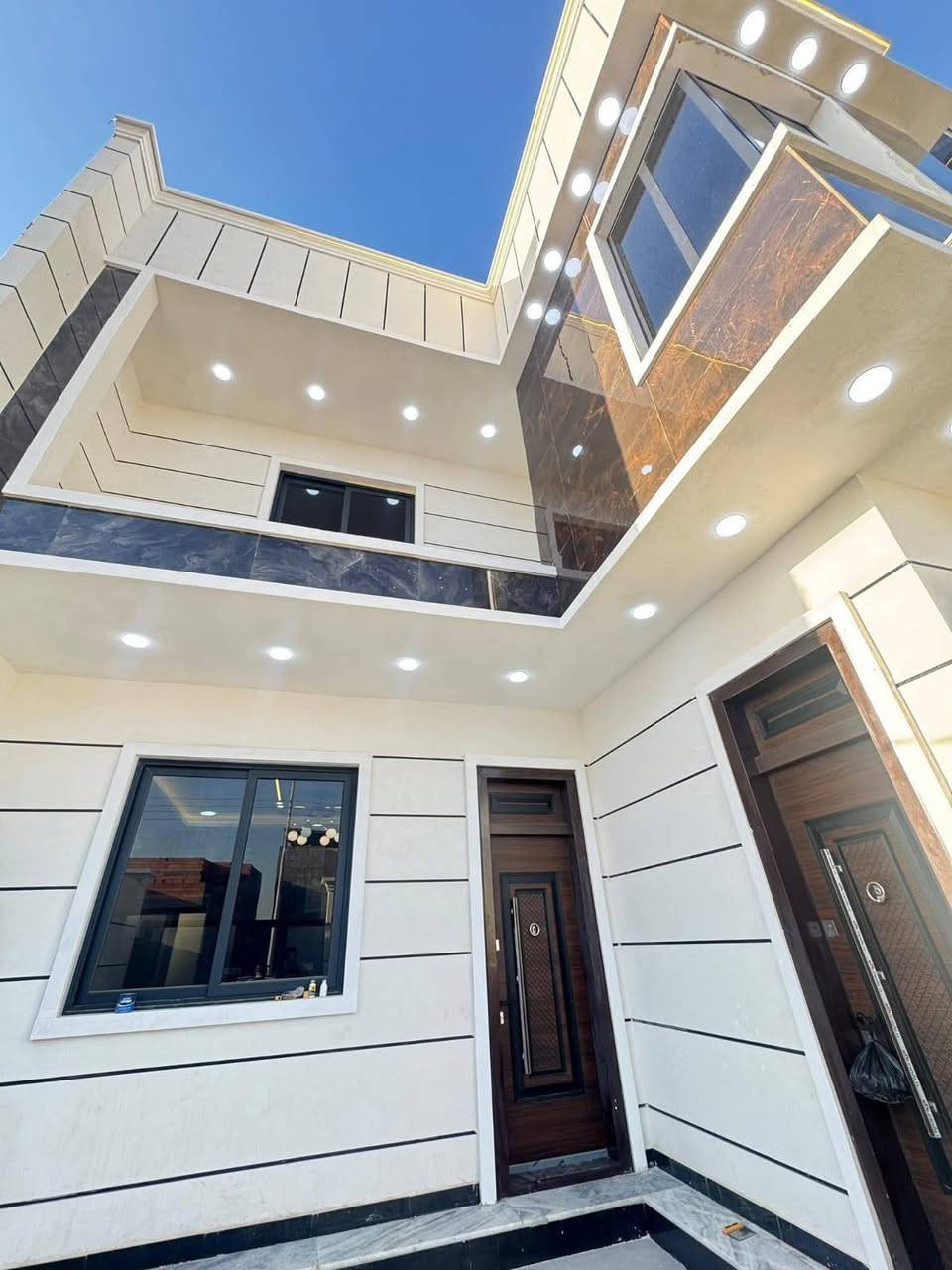 🏡 دار حديث للبيع – تسليم مفتاح 🔑
📍 الموقع: البصرة / أبي الخصيب / أبو الجوزي
📐 المساحة: 200 متر مربع
🏗 البناء: طابقين – بناء درجة أولى
🔹 تفاصيل الدار:
6 غرف نوم
صالتان
استقبال
مطبخ حار + مطبخ بارد
صحيات متكاملة
كراج
حديقة

تسليم مفتاح جاهز للسكن
📄 الملكية: طابو زراعي عراقي

السعر 195 رقم جوال ***********
