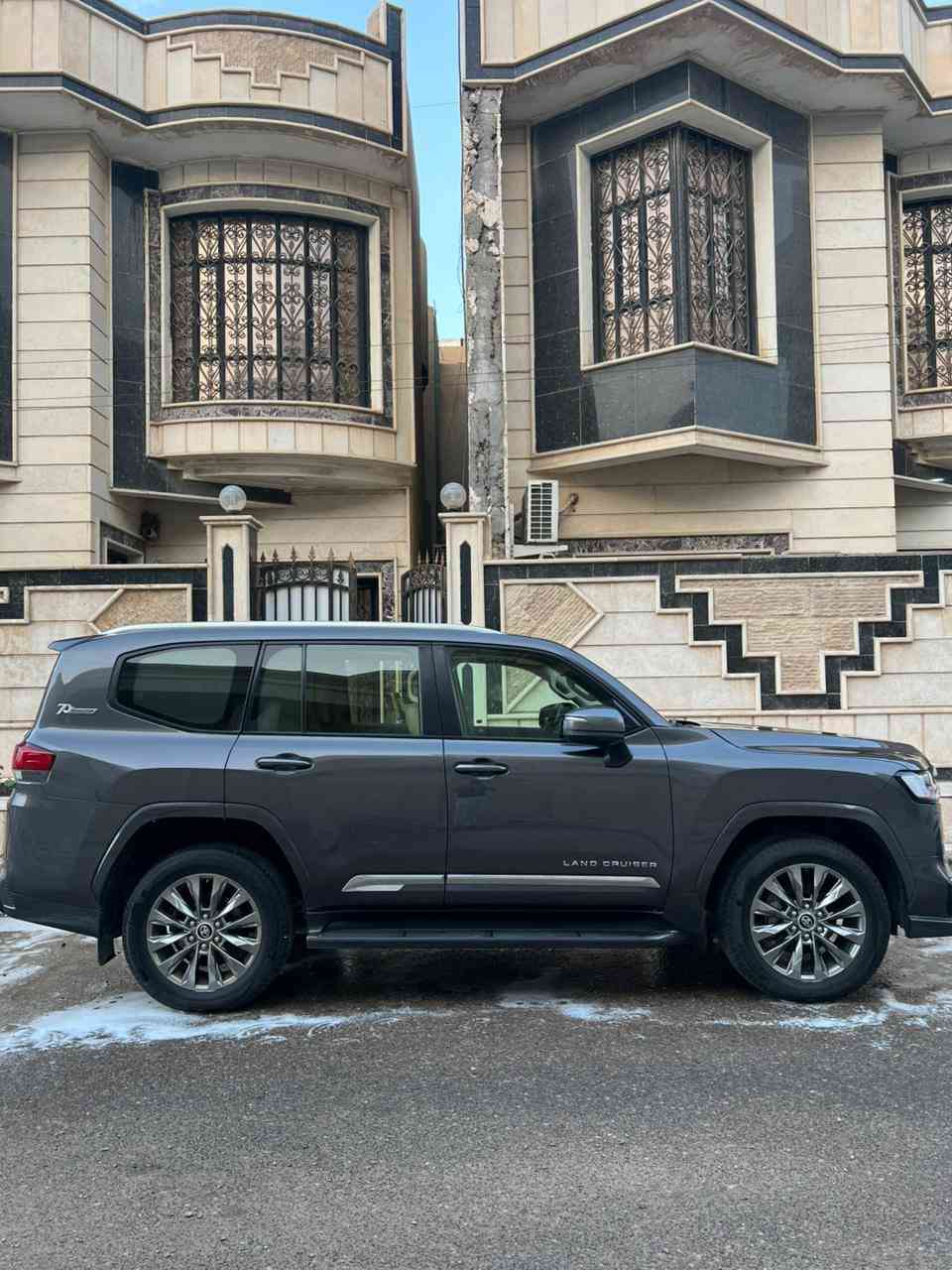 السلام عليكم     … لاندكروز gx.r  لون مميز رقم بغداد .. كفالة السيارة  2022 ماشية 29,000km فقط  فول مواصفات تبريد كشنات ، فتحة سقف، شاشات خلفية.. داخل بيجي
الموقع : البصرة 
بسعر مناسب 
***********،
