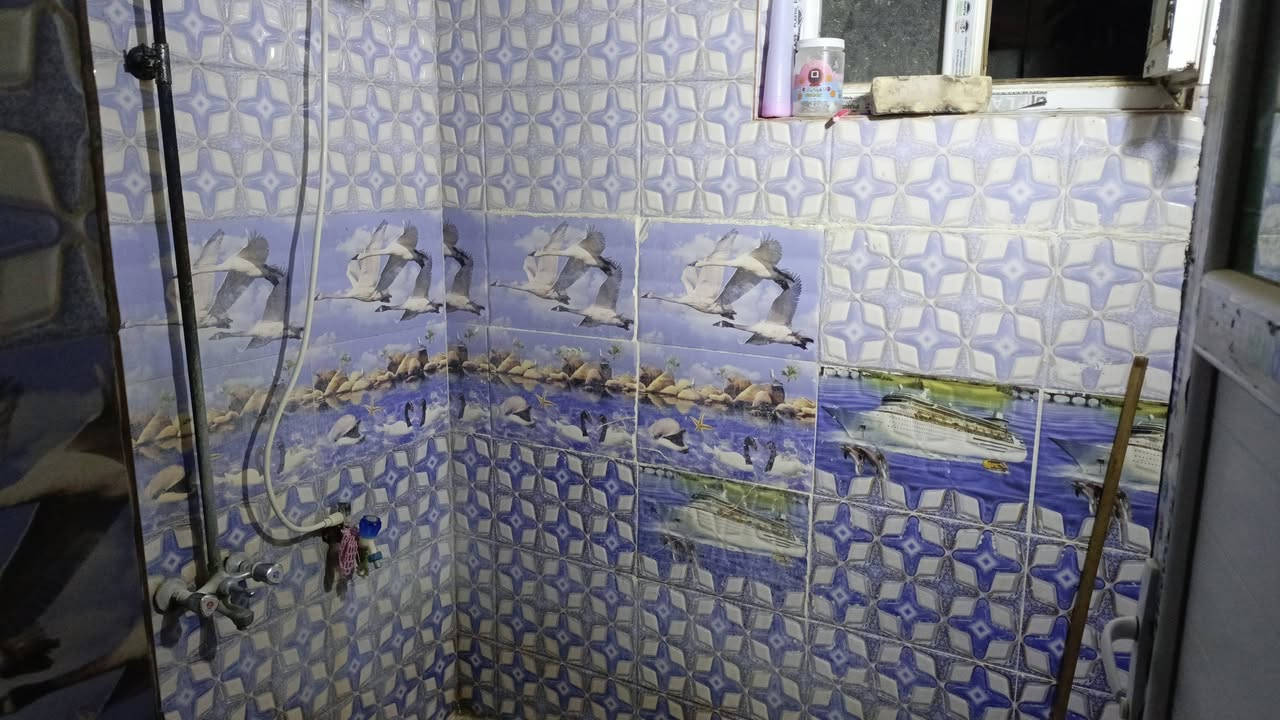 سلام عليكم ورحمة الله بيت للبيع المساحه 150متر طابوق الطابق الاول غرفه وصاله ومطبغ والستقبال وصحيات والطابق الثاني يحتوي على 4غرف نوم هيكل بدون صب السعر 80مليون مع المجال اثاث كامل سبالت عدد 2كربلاء الحسينية منطقه الابراهميه طريق ابوجز العناز يبعد عن التبليط الفرعي 30متر وعن الشارع العام 700متر كافه الخدمات منطقه هادئة وحلووه سند 25تحويل اسم المشتري ***********
