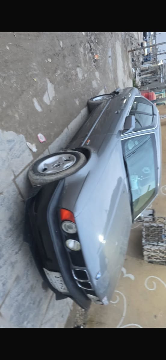 السلام عليكم بي ام للبيع موديل ٩٠ سياره حيل نضيفي كلشي بيه بلدي مسكر ٢٠ كير عادي ***********
