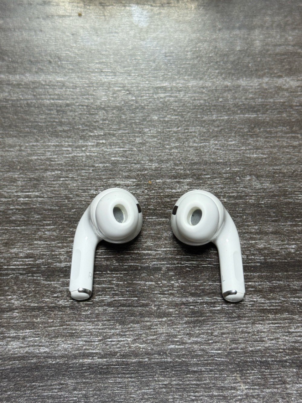 السلام عليكم سماعات ايربود برو جيل ثاني بدون كيس فقط سماعات تك يمنة وتك يسرة  جان منفذ العلبة ايفون مو تايب سي نضيفات حييل مكاني بغداد متواجد هنا و*********** وتساب السعر 100 وبيهن مجال بسيط 