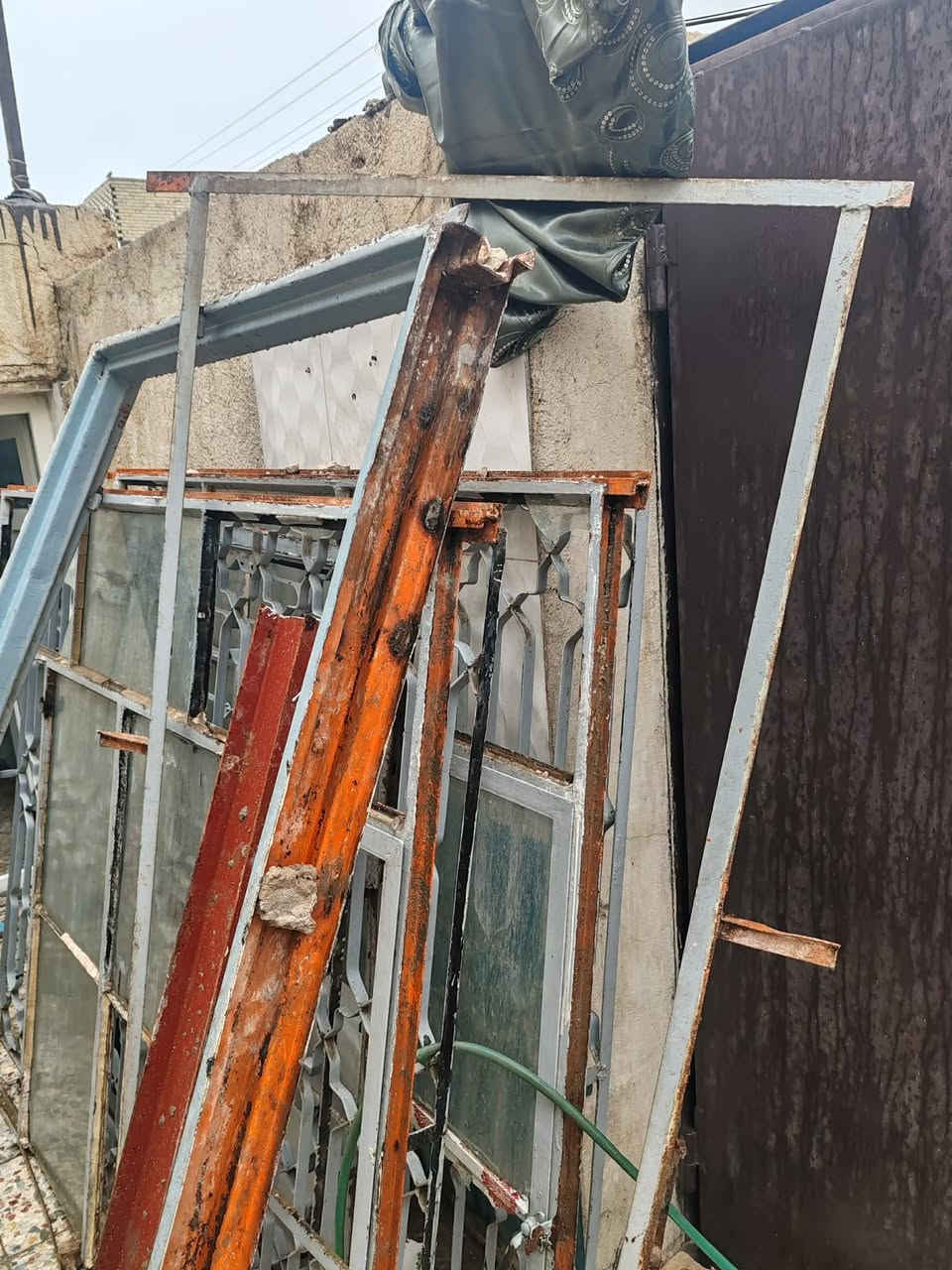 ابواب  وشبابيك قديمه للبيع 
***********
