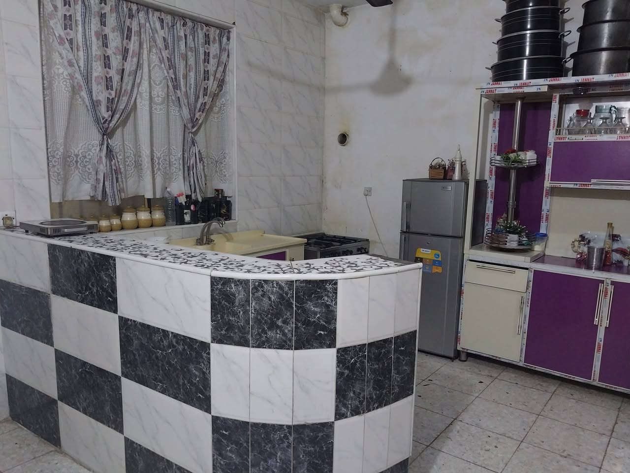 السلام عليكم 
بيت لبيع 
في حي طارق القديم
قرب الملعب الصفر
مساحته ١٥٠ متر مربعه
بيت بناء حديث يحتوي
علي غرفتين نوم
واستقبال 
وصاله ومطبخ 
كما موضح في الصور
***********
@
