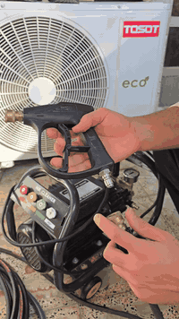 السلام عليكم 
‏فارة غسل ماركة MR. CLEANER قوة 150 بـار 
‏ الفارة قوية كلش ونضيفة استعمال قليل يمكن 5 مرات غسلت بيها سيارة تجي ارميجر وضاغطة اصلي وملف نحاس بالكامل وصوندة 15 متر اصلية تتحمل فوك 150 بـار وبعد مواصفات حكتبهن جوه 
‏السعر 190 الف ما بيها مجال وسعرها مو هواي ماخذها 260 الف من جادر الاصلي موجودة بصفحتهم تكدرون تتأكدون من سعرها
‏يتوفر توصيل بغداد ومحافظات 5 او تحب تجي البيت تاخذها مكاني بغداد الشعب شوف اليخدمك واني حاظر  متواجد خاص او واتساب *********** 
‏ ملاحظة فقط مراسلة ما اكدر اتوفر اتصال 
‏
‏ 🔹العلامة التجارية: MR. CLEANER
‏النوع: ضاغطة غسيل عالية الضغط (High Pressure Washer)
‏الموديل: MR.C180
‏سنة التصنيع: 2024
‏-------------------------------
‏🔹 المواصفات التقنية 
‏الجهد الكهربائي: 220 فولت
‏ملف: نحاس ۱۰۰%
‏التردد: 50 هرتز
‏القدرة: 3000 واط
‏القوة: 5 ونص حصان
‏الضغط الأقصى: 150 بار
‏معدل تدفق الماء: 14 لتر / دقيقة
‏سرعة المحرك: 2800 دورة/دقيقة
‏المكثف (Capacitance): 75µF / 450V
‏الوزن: 17.3 كغ
‏-----------------------------
‏🔹 فوهات الرش (4 نوزلات) 
‏    🔴 0° /  🟡 15° /  🟢 25° / ⚪ 40°
