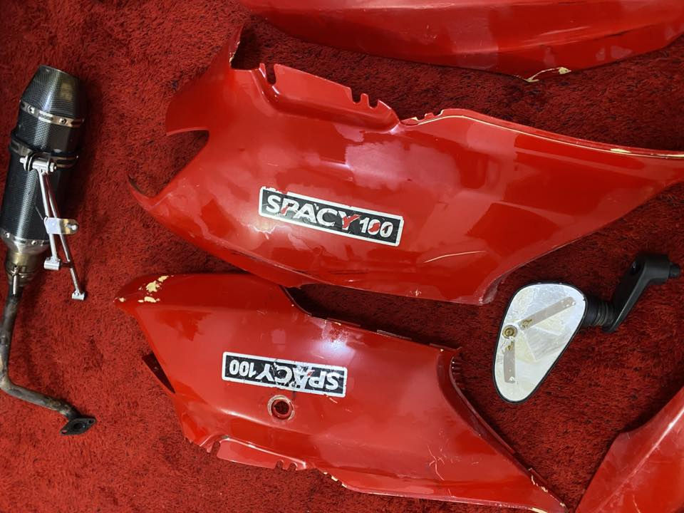 غراض سبيسي للبيع
سلام عليكم غراض سبيسي للبيع كفرات لون احمر كاملات كفر امامي  وجهه امامي  وصفاحيات. ترايش جهتين لون اسود .تريشه جهه وحده لون احمر بكليات خلفي مكاني كوت للتواصل خاص او واتساب خطي مغلق رجاءء لحد يتصل***********
