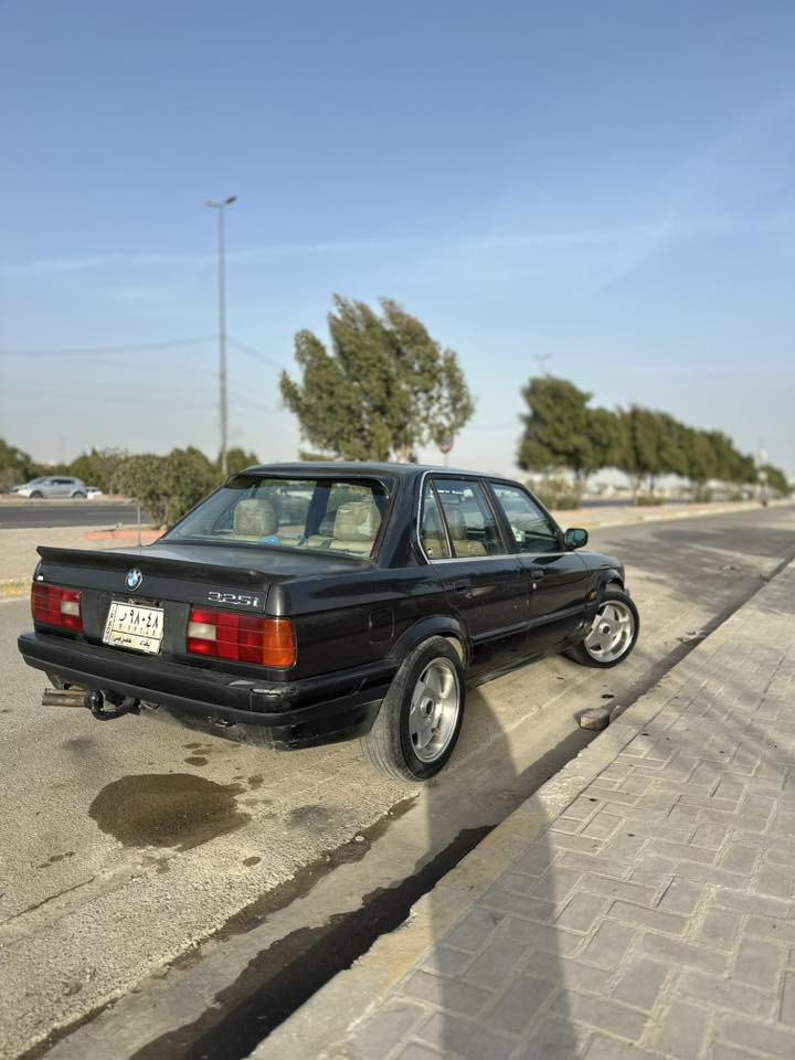 بي ام زعرة مديل 1989 وارد ياباني محرك 25 مفتوح كير اوتو مري كهرباء تبريد تدفئ شغال جام كهرباء كهرابائيات السيارة ممتازه سيارة بيها جراد ممصبوغه بدون حادث مكان بغداد السيدية *********** سعر 55 ورقة وبيها مجال للشراي السيارة بأسمي التحويل ثاني يوم
