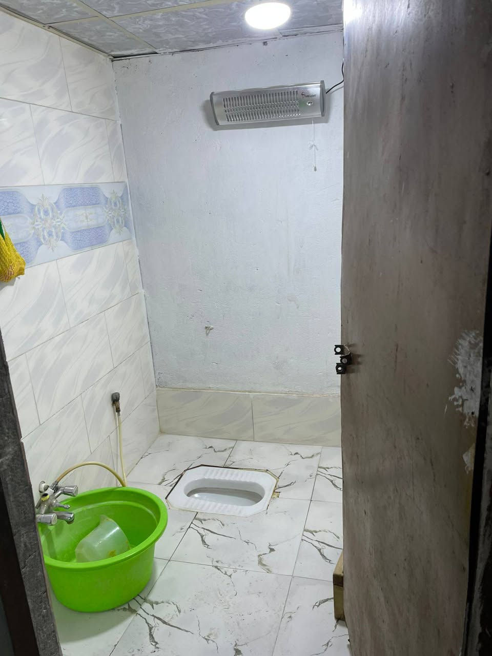 بيت حواسم في القبلة حي الجامعة نهاية شارع جامع المصطفى بظهر مدرسة المرتضى يتكون من غرفتين وهول ومطبخ وصحيات سقف سندويج البيت مغلف ايزوكام يعني ما يخر بالذمة بيت يخبل تاخذة ما تصرف ربع وانت مرتاح جوارينك تخبل ناس كلفة سعر البيت 18 وبي مجال بسيط للشراي 
للتواصل :*********** البصرة, العراق
