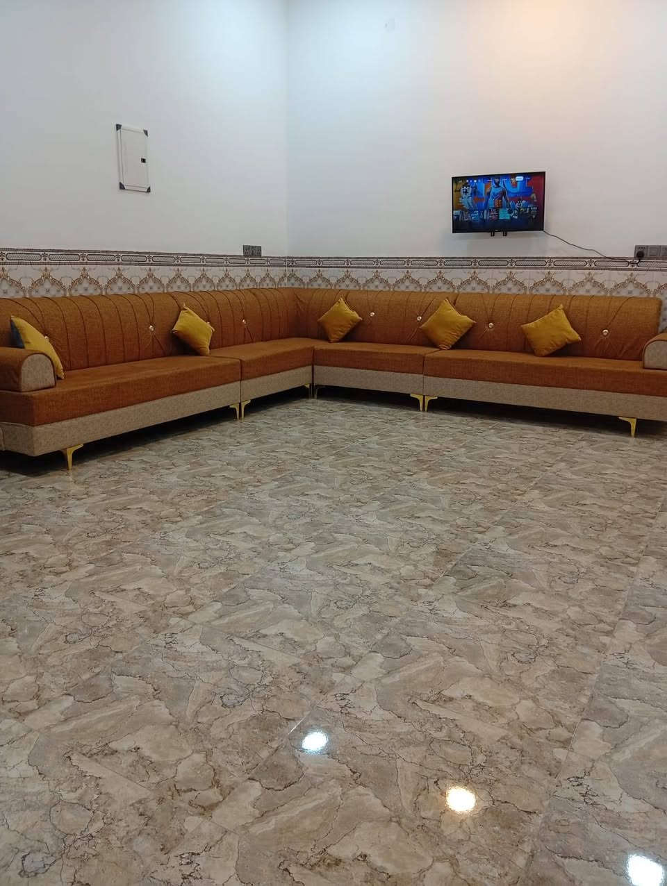 جوه سوك عرض خاص من مجمع ابو مصطفى في هيت ناحية الفرات وبنفس الوقت تصفيت مجمع 10 مقاعد تخم ديوان بسعر 300 الف قبل كنا نبيعه بسعر 425 اليوم سوينه عرض بسعر 300 الف تخومه فول العنوان هيت ناحية الفرات عدنا توصيل رقم الهاتف ***********
