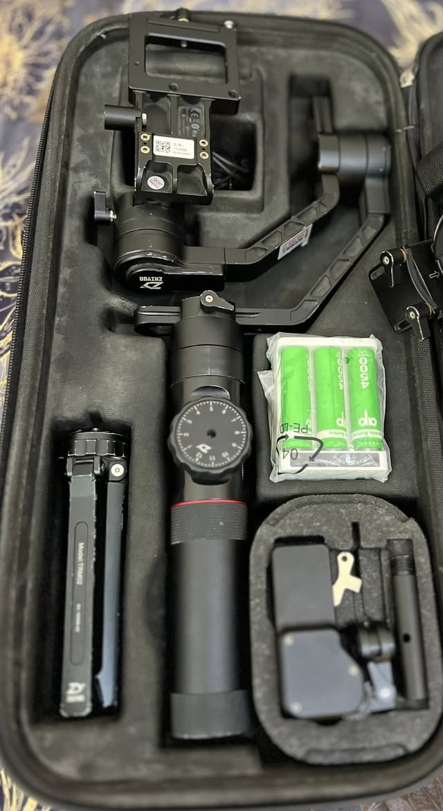 ZHIYUN CRAEN 2
يتحمل اكثر من 2الى 3 كيلو 
مع جميع ملحقاته والحقيبه الخاصه بي وبطاريات عدد 6+ كيبلات التحكم وقطعة الفولو فوكس السينمائية 
نظافة 85‎%‎ 
السعر 200 وبي مجال ان شاء الله 
مكاني النجف 
***********
