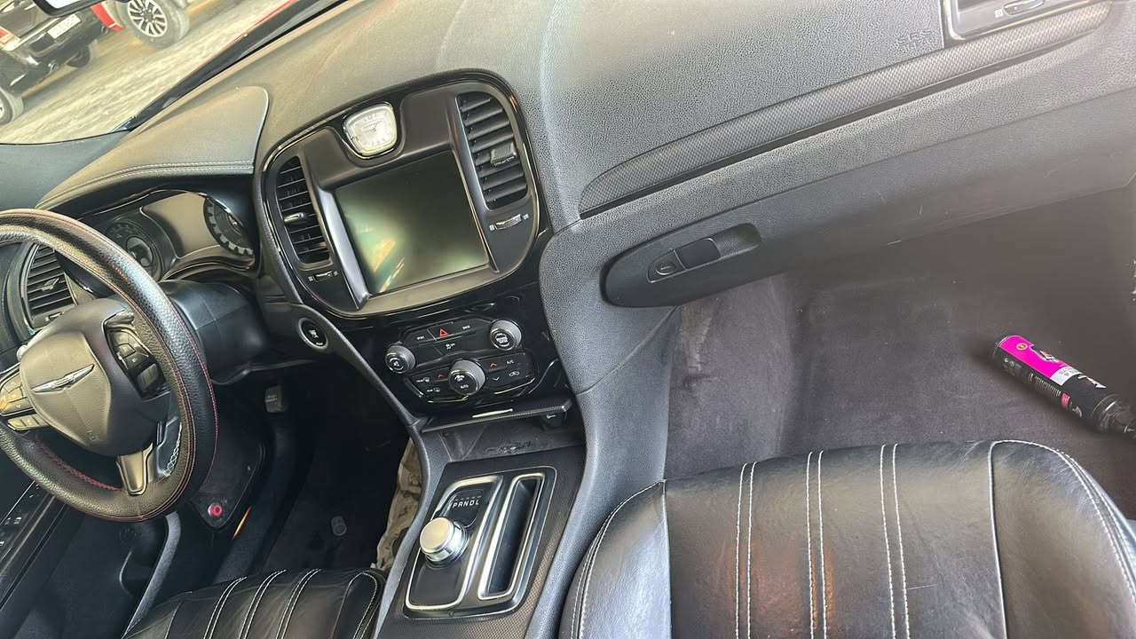 السلام عليكم 
اوباما كرايسلر ٢٠١٦
موصفات s
بنوراما
تحكم ستيرن
بصمة
كشنات جلد
لايت زينون اصلي
السيارة وارد كندي
باب العبري صبغ فقط
السعر١٩٥ 
***********
