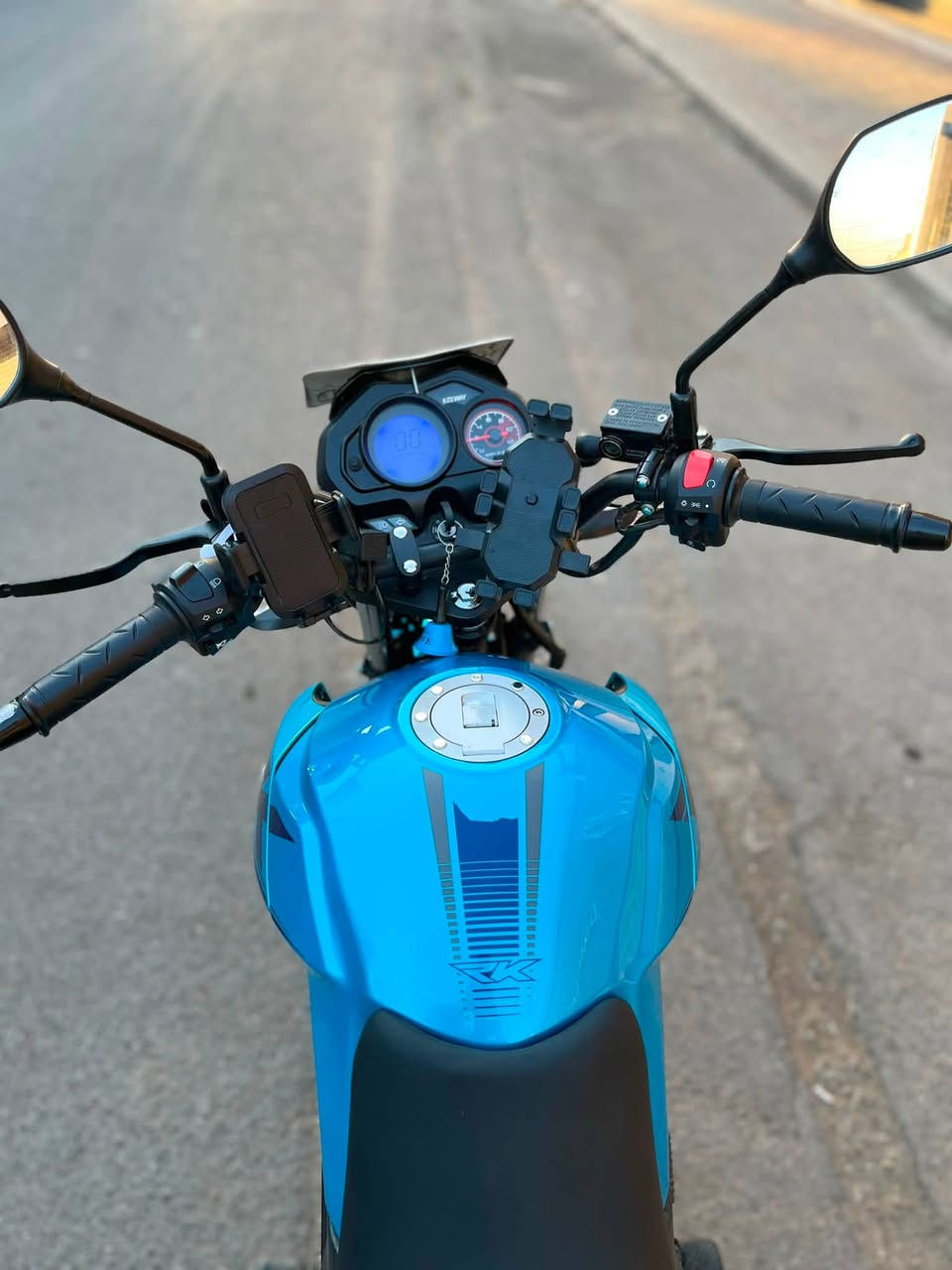 السلام عليكم
دراجة RK 200cc 
ماشية 3000 
موديل 26 رقم أربيل بسمي الدراجة 
والدراجة مابيها اي نقص فقط مبدل بيها قبق گلجات واخذتة من شركة عجلة الخليج والباقي مكفول كفالة عامة 
الدراجة سعرها ( 2650 ) مليونين و 650 وبيها مجال للشراي 
رقمي ***********
