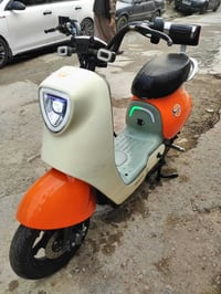 دراجه شحن كسلاسك لون برتقالي دراجه نضيفه وكامله مابيه اي نقص وياه شاحن...