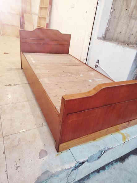 السلام عليكم
عرض خاص بس ٣٥ الف 
تخت نفر شغل قديم درجه اولى نظافه 💯💯الطول مترين والعرض متر
للاستفسار وتساب *********** مباشر ***********
ومستعدون لشراء الغرف النوم المستعمله و الكناتير
