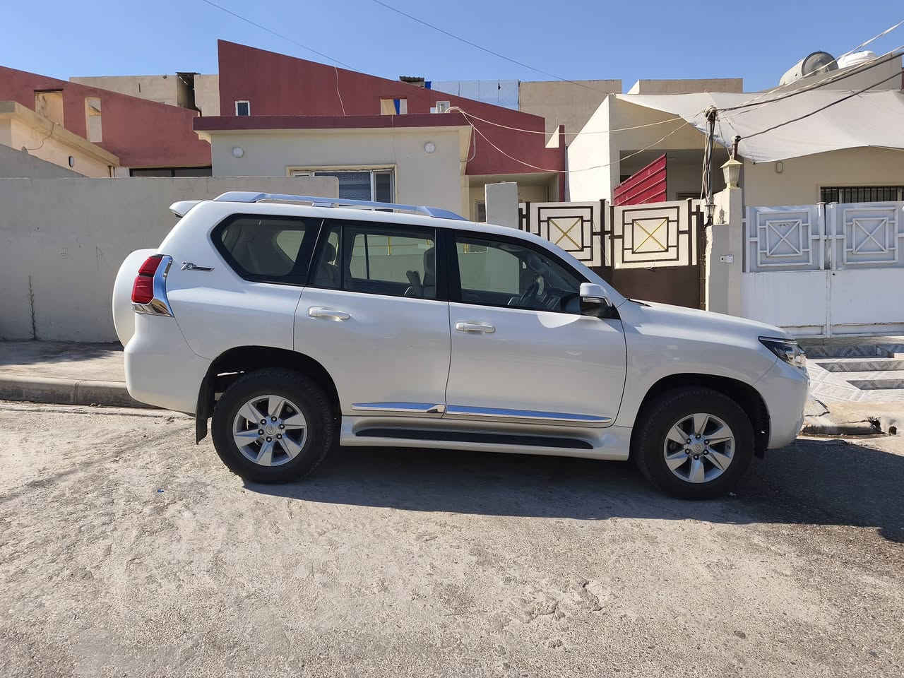 سلام عليكم
برادو موديل ١٨  فئة TXL
ماشية 86الف 
بيهه صبغ باب خلفي جهة السكن وبيهه كم رصعة حالوب 
ادامة كاملة للسيارة وتخم تاير جديد 
السعر 350$
***********
