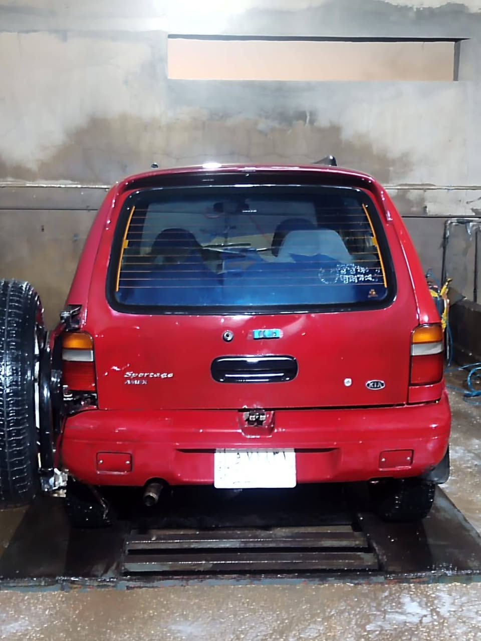 كيا سبورتج اوتوماتيك موديل 2001 رقم بغداد وصاحبها ب هيت ويحول...سنويتها منتهية 
محرك وكير تمام... تدفئه وتبريد شغالات وكهربائيات شغاله...
السياره موصلة 33 $ رايدها ب35.. عندك زايد فوك ال33 اتصل
***********
