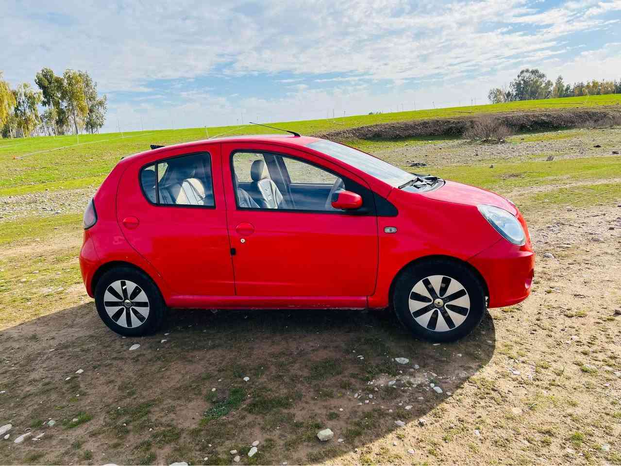 جيلي باندا موديل 2013
سنةويه جديد حته 2028شرط تحويل 
كيرمحرك بشرط كير اوتوماتيك 
كهرباء بشرط 
مواصفات جام كهربائي قفل مركزي ريمونت كونترول 
تاخم تايرات جديد 
تاخم صدر خلفي جديد 
تبريد تدفيئة شغال 
سيارة بية جاملخ امامي سةكن صبغ بدون دواخل 
بيه رجعات من اطراف 
سعري 48
عنوان كركوك 
*********** كركوك, العراق
