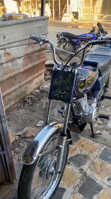 يلام عليكم دراجه للبيع حربي متعوب عليه كلش دراجه معمره بل سته 26صاله 1 شهر من عمرته كامله مكمله محرك بيم اصلي مختم  صالنصه رياضي دراجه ما عايزه برغي اوراق سكنر ساصي23 للبيع او مراوس حسب القناعه السعر والتفاصيل خاص ***********

