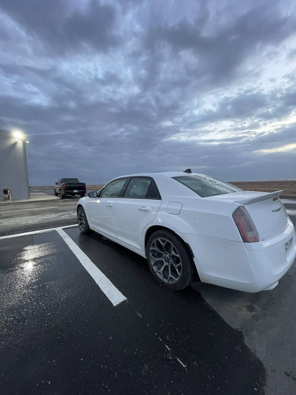 2014 300S
بصمه تشغيل عن بعد 
بانوراما 
ويل 20 رياضي 
سستم سماعات 
كشنات تدفئه 
حداديه + كير + محرك كفاله 
وارد كندي كلير جاملغ امامي جهت السائق 
*********** واتساب 
السعر 200 بيه مجال
