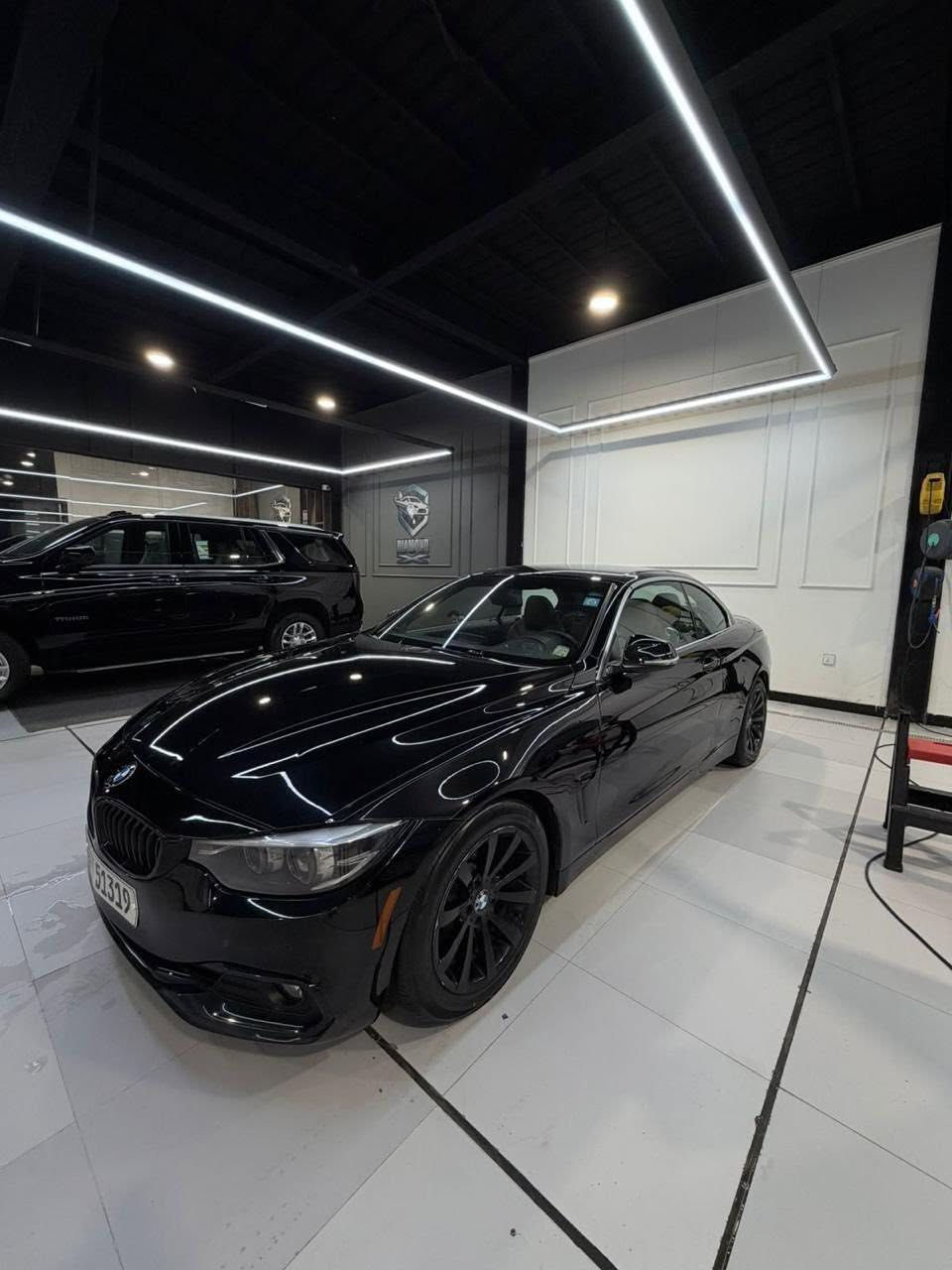 bmw موديل 2018 نوع كوبى الفئة i430 السيارة كشف حديد ثلاث قطع تنزل بالصندوق كشنات جلد لون اسود دواخل جوزي ماشيه 120  باب واحد رقم بغداد بأسمي بدون حادث تقرير مياه امطار تعمل وتسير فقط بيع بدون مراوس السعر 15000$ السيارة فول مواصفات كامله من كلشي بدون نواقص وشرط الفحص العنوان بصرة
***********
