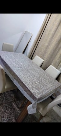 طاولي ٦ كراسي • مروحة شحن • نضيف