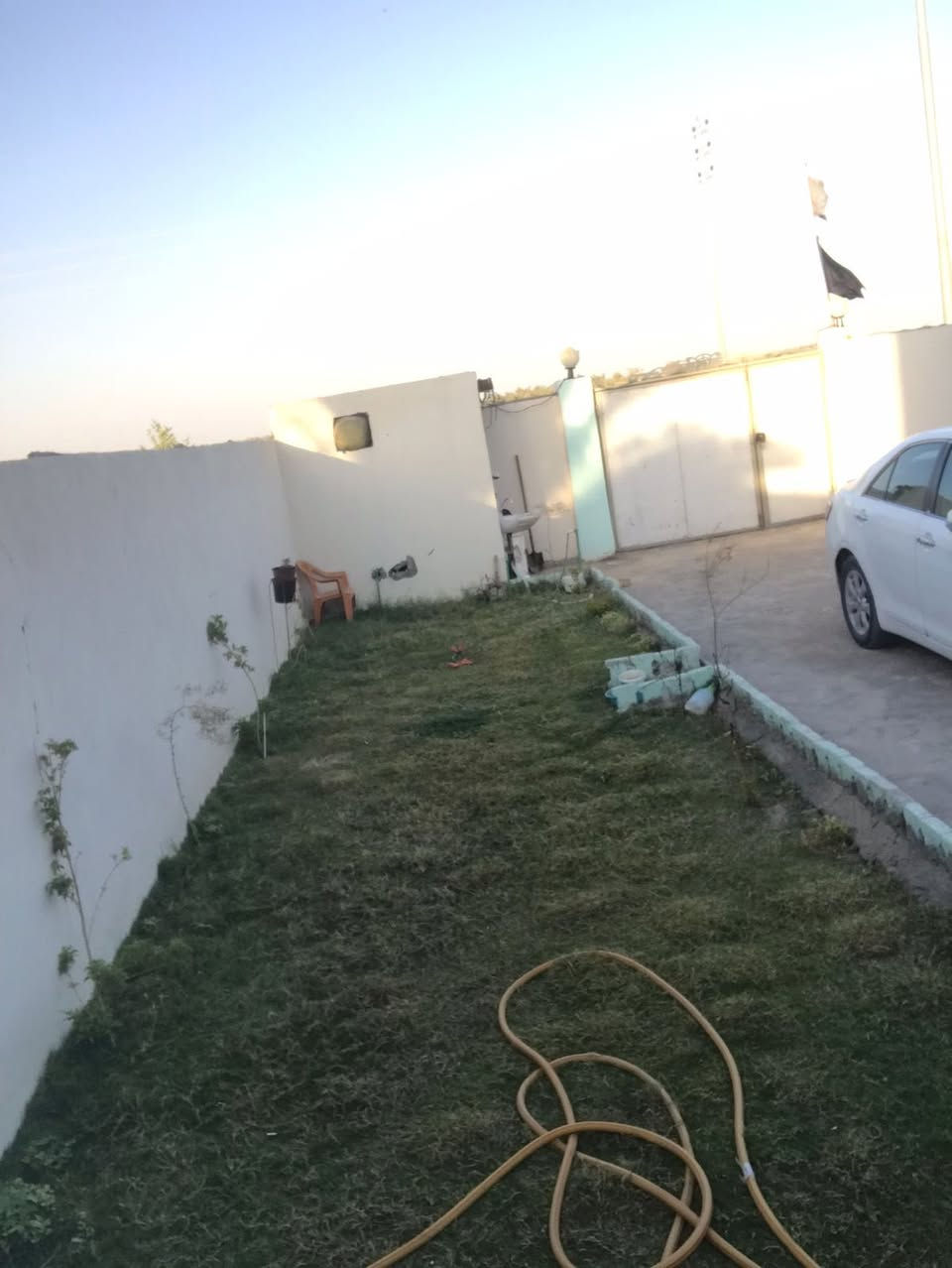 بيت للبيع عمود ٢٨٢  مقابل قرية الغدير نهاية شارع المطحنة السعر ٧٢ مليون للاتصال *********** مساحتة ٣٠٠متر يحتوي على غرفتين واستقبال وصالةومطبخ وصحيات داخل وخارج وحديقة
