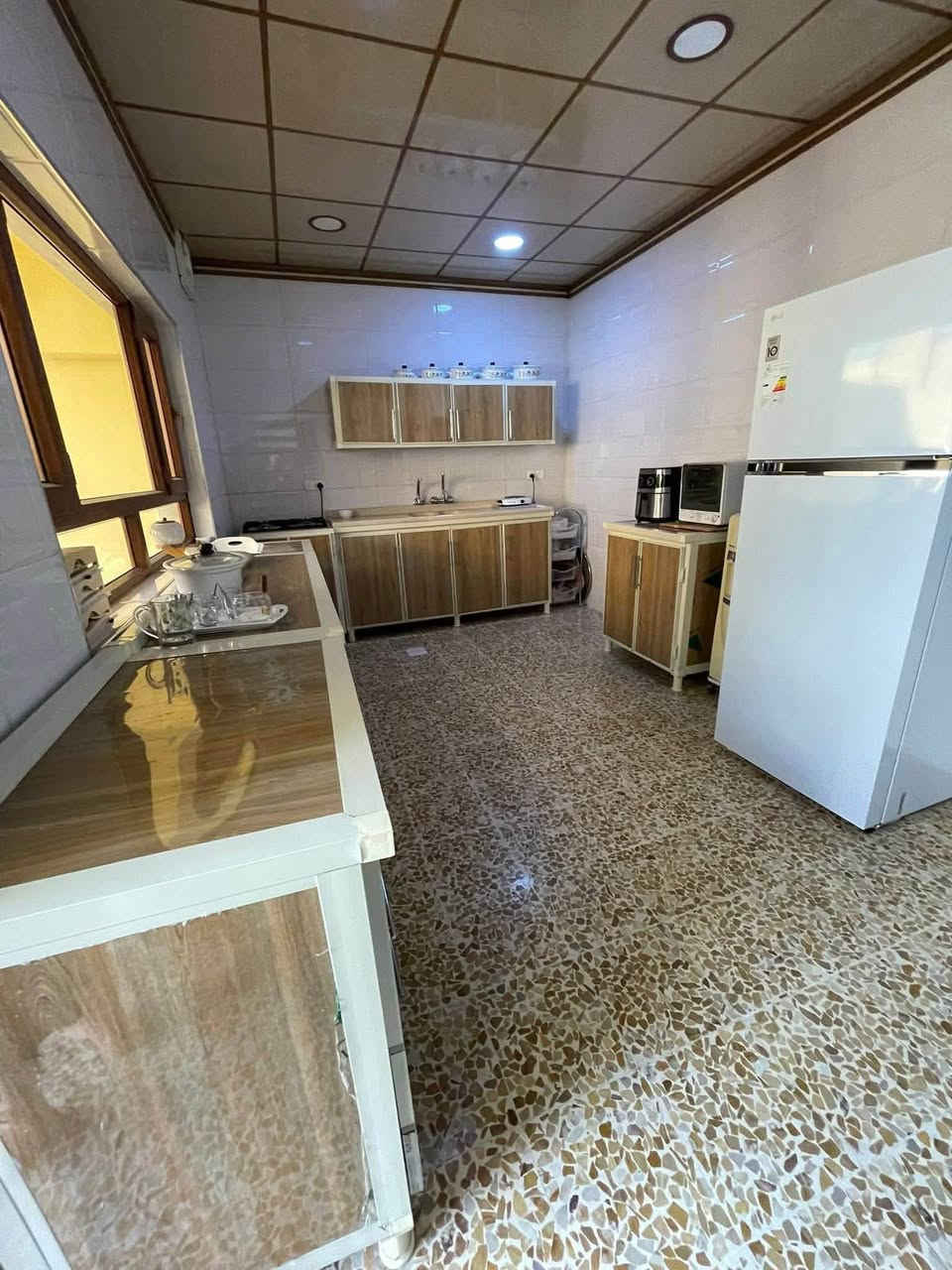 🏘️دار للبيع محدث بالكامل 
📍الموقع حي البلديات (الافرع المقابله لسانكو مول)
✅ مساحه ٢٠٠ متر واجها ١٠ متر 
📌يقع على شارع صبه ٨ متر 
✅يتكون من طابق واحد فقط مطبخ وهول واستقبال وغرفتين نوم وخدمات ومناور 
⁉️للاستفسار مراجعه مكتبنا في حي البلديات قرب افران العلا 
او الاتصال بنا *********** /***********
